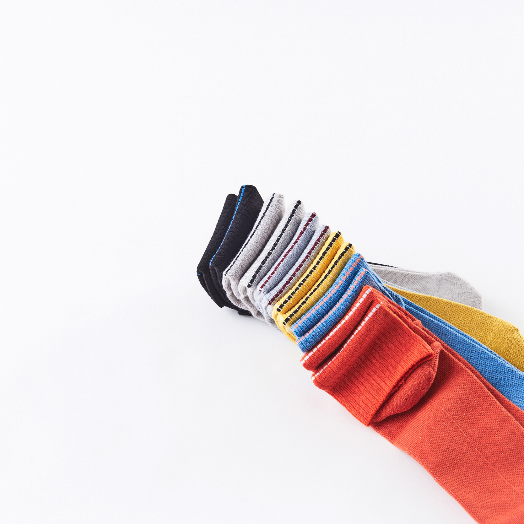 台灣街頭潮流襪子品牌nozzle quiz 後研 19SS NEW BASIC基本款素色機能襪履，將「基本」以最純粹的方式呈現。同時擁有「薄襪」的輕薄視覺且觸感清爽，推薦帆布鞋、滑板鞋、涼鞋、VANS、街頭流行古著工裝風格搭配。