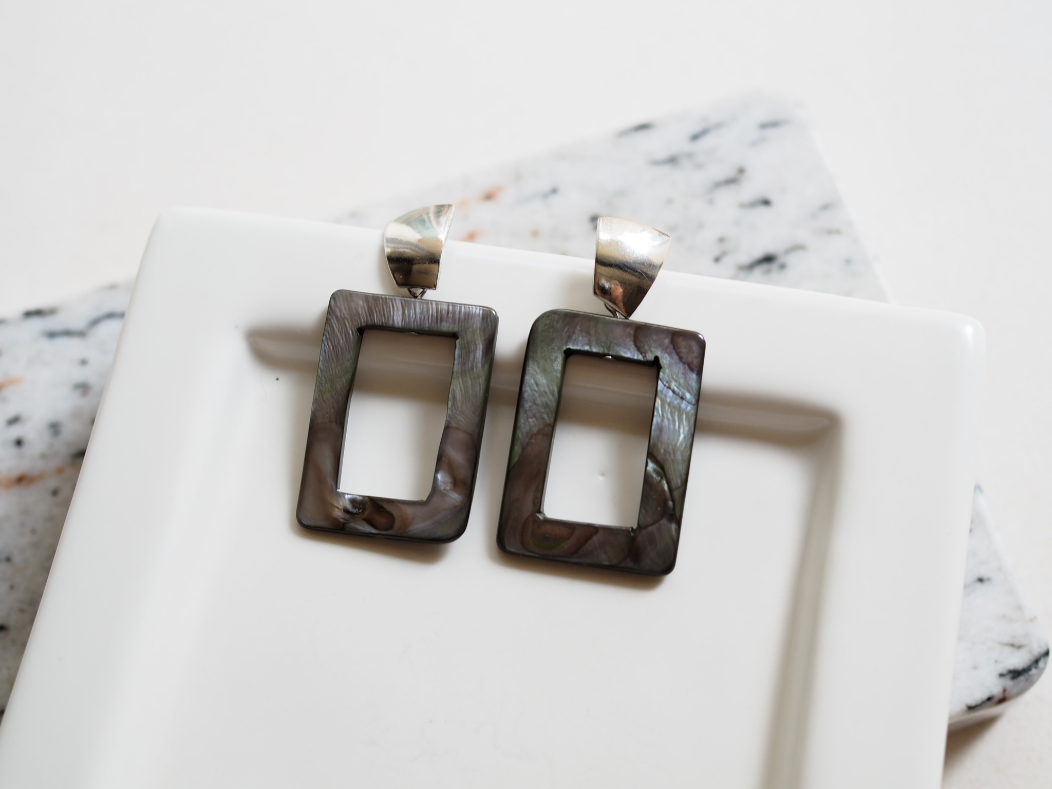 Black Shell Earrings｜黑蝶貝方形耳環