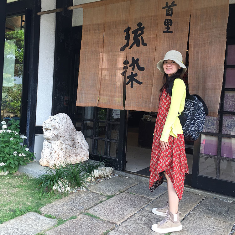 穿奶茶色中筒麂皮軟餅乾鞋玩沖繩