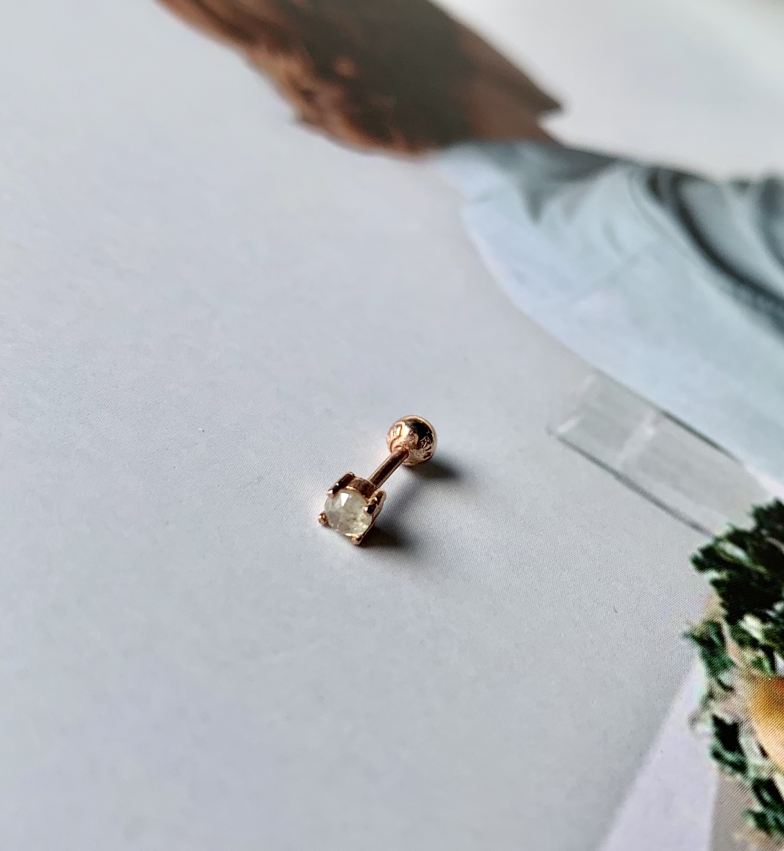 14K四爪0.05ct灰鑽原礦轉珠耳環