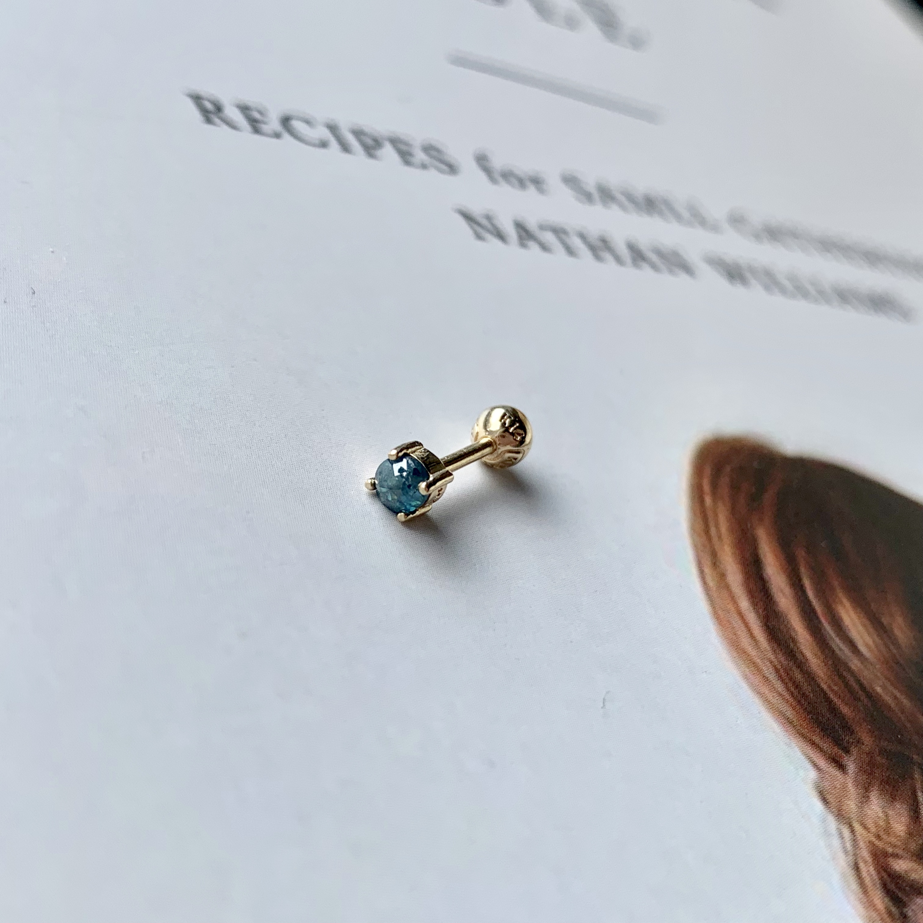 14k純金 四爪0.05ct藍鑽原礦轉珠耳環