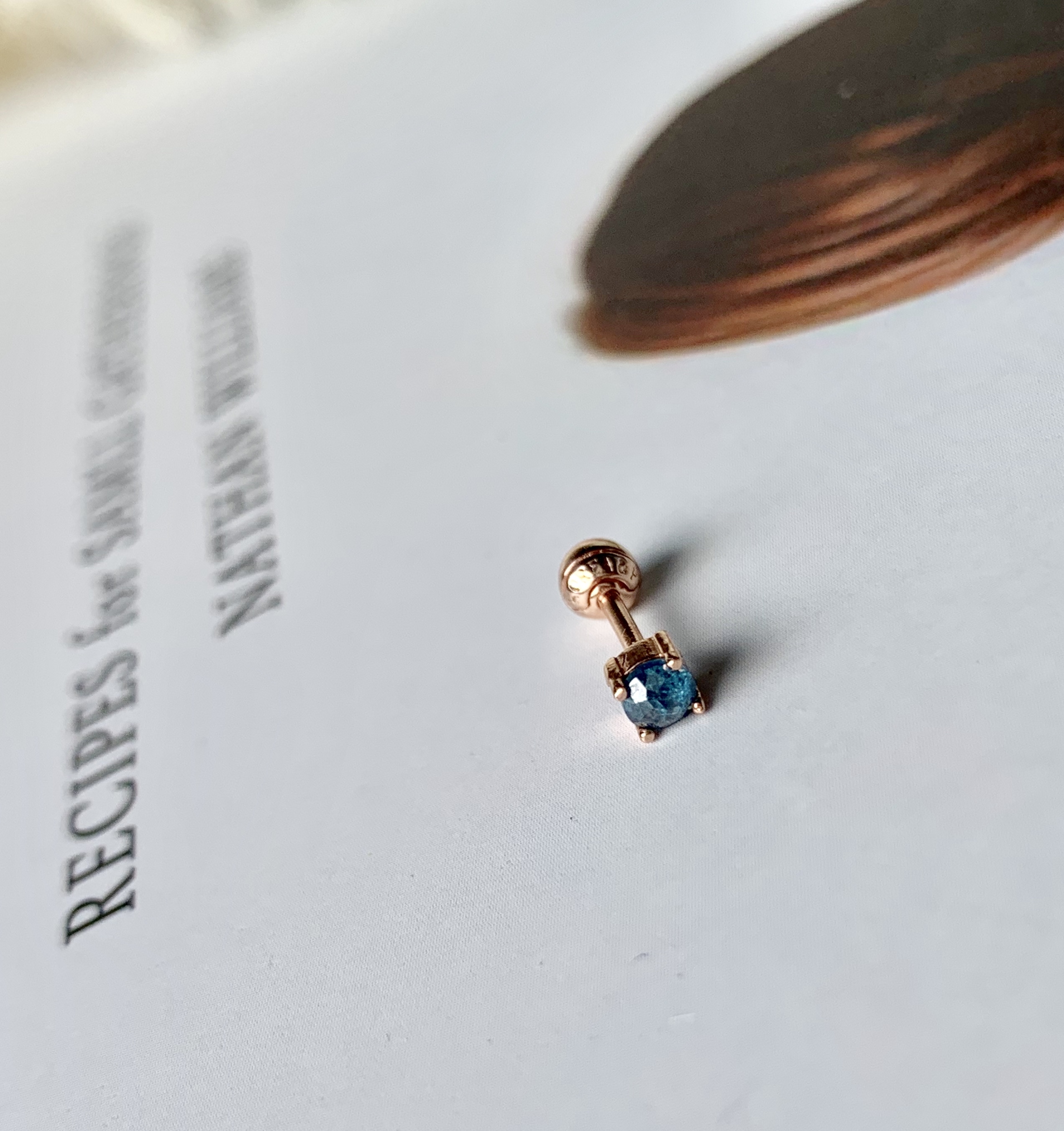 14k玫瑰金 四爪0.05ct藍鑽原礦轉珠耳環