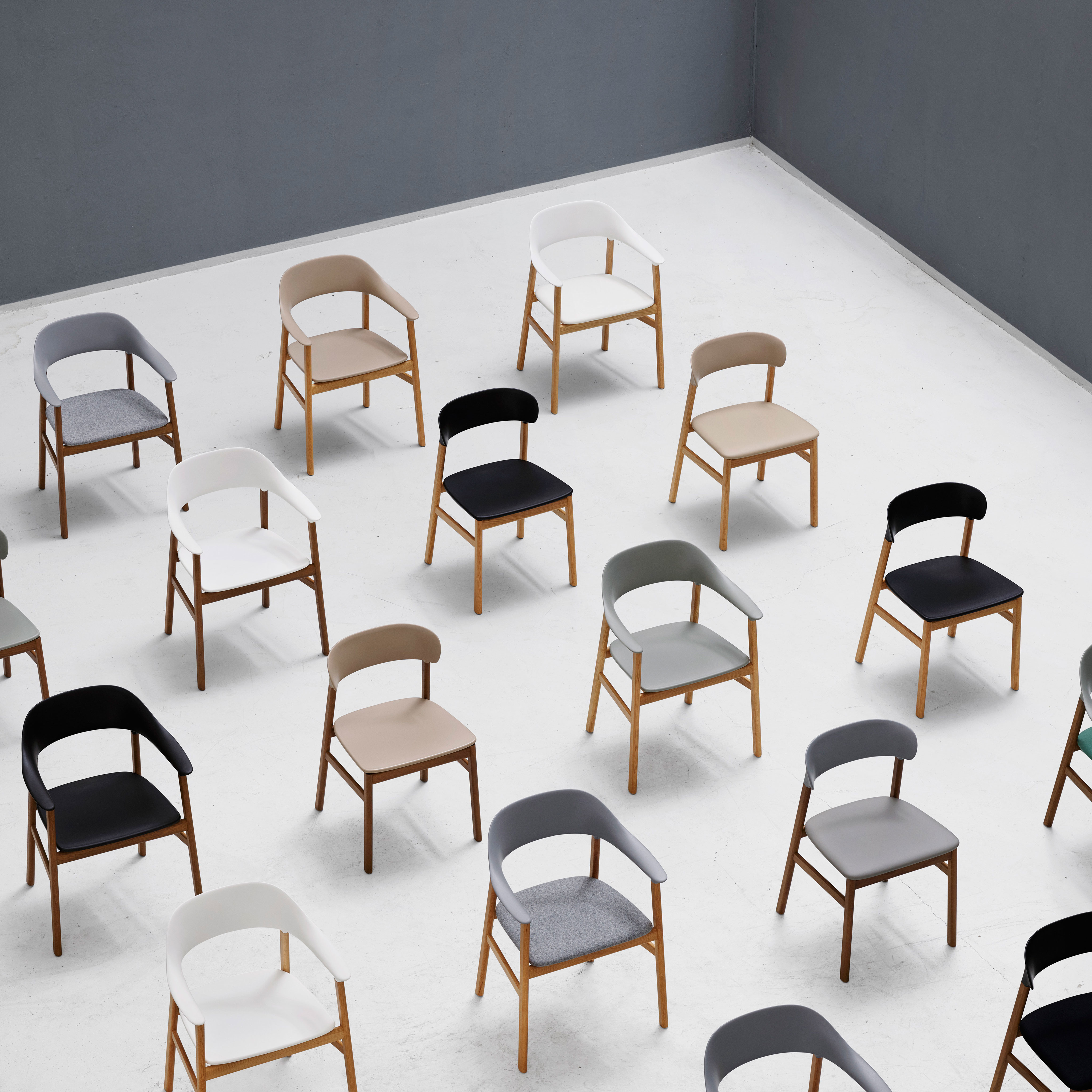 經典 / 煙燻橡木腳單椅 by normann Copenhagen