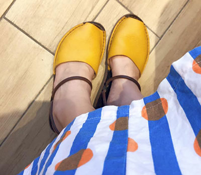 黃小珊的咬一口三穿式真皮涼拖鞋夏日穿搭