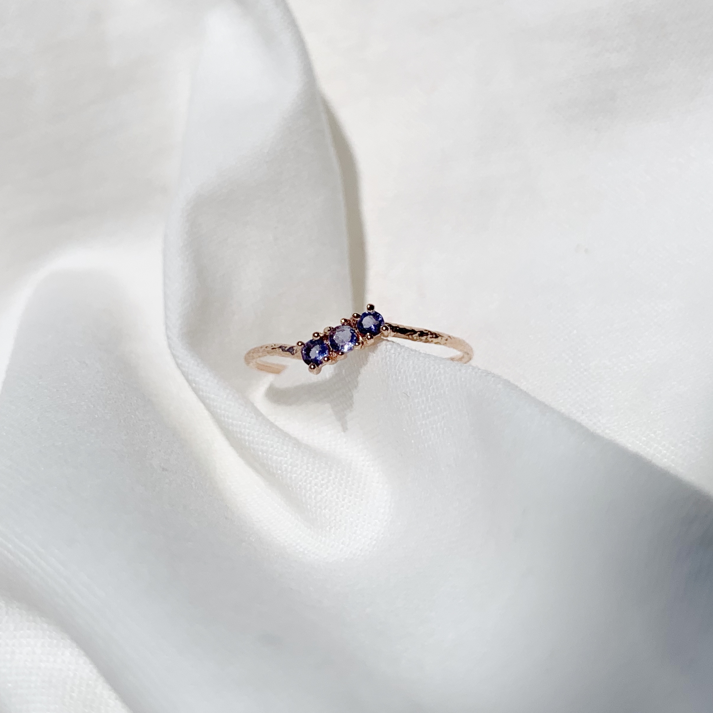 斜排三顆堇青石戒指-玫瑰金