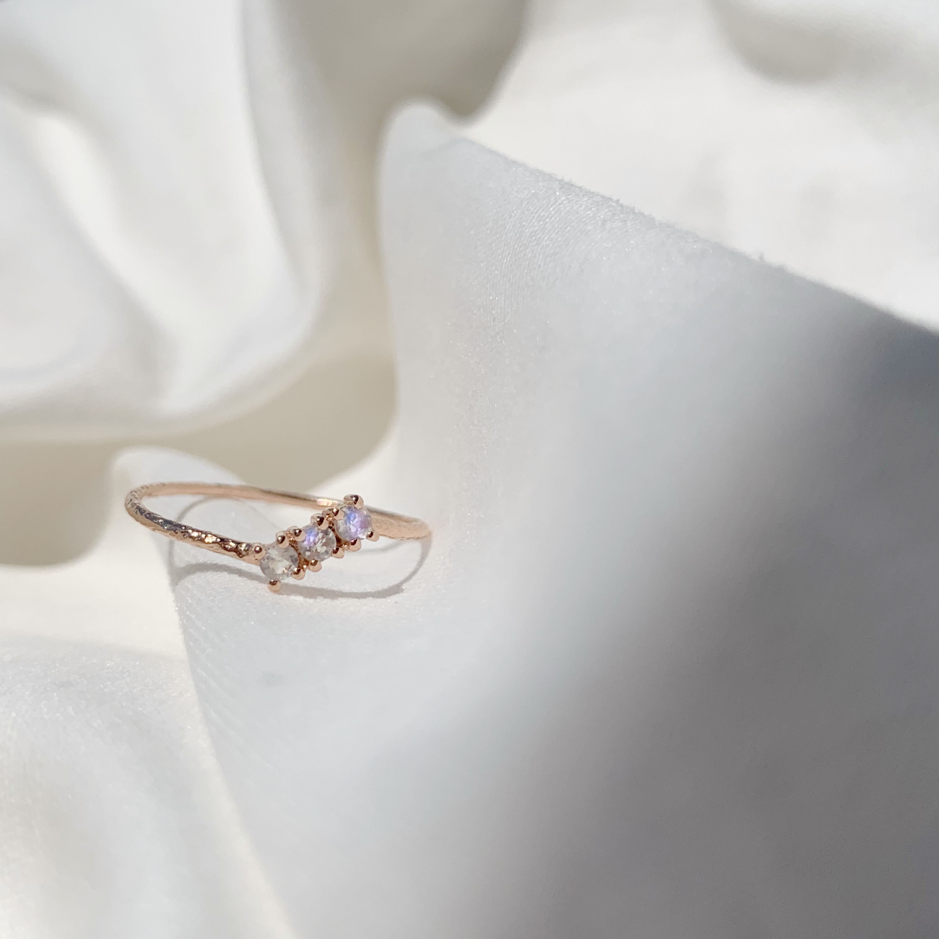 斜排三顆月光石戒指-玫瑰金