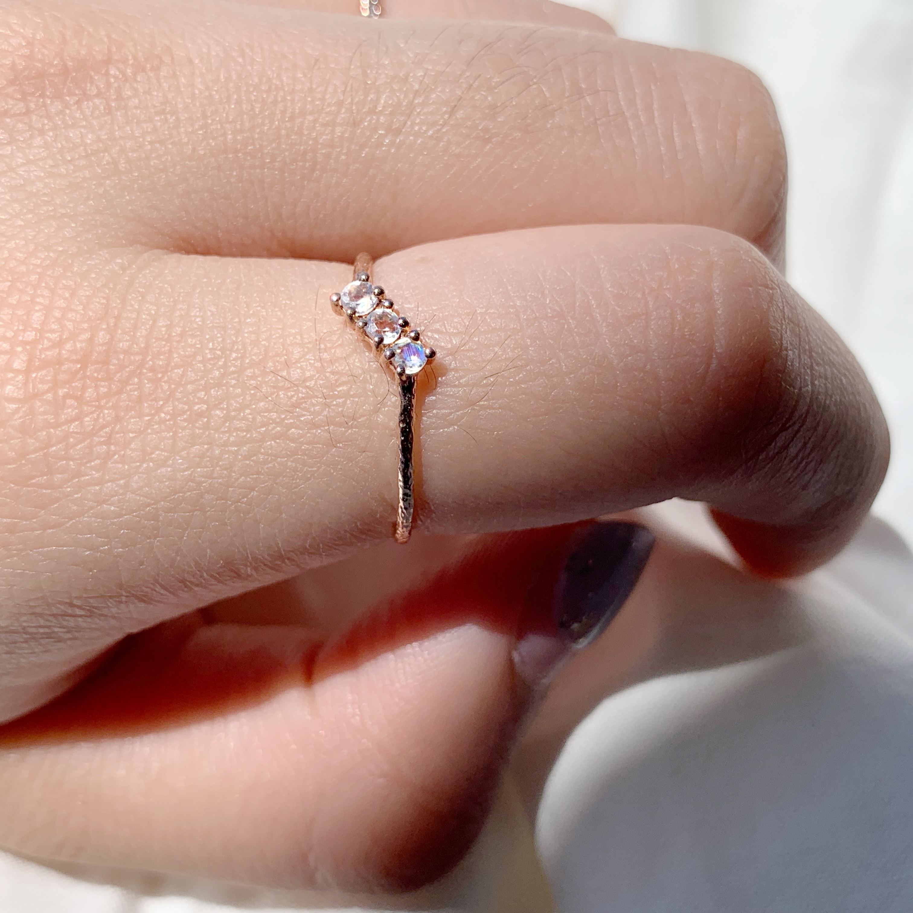 斜排三顆月光石戒指-玫瑰金