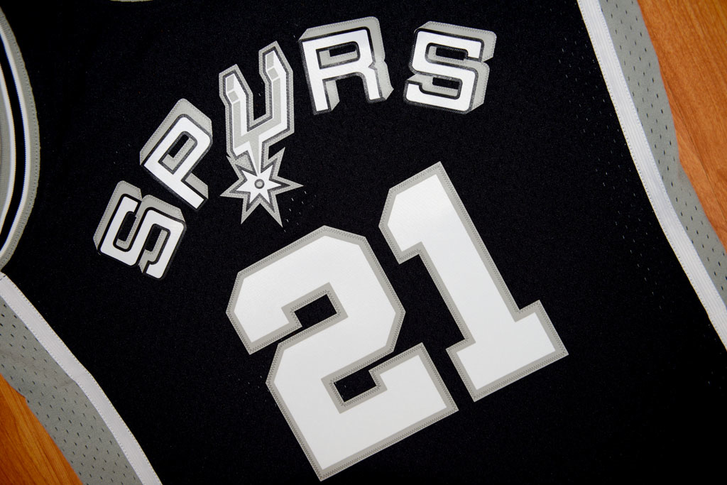 Mitchell & Ness  San Antonio Spurs Tim Duncan 1998-1999 Swingman Road Jersey