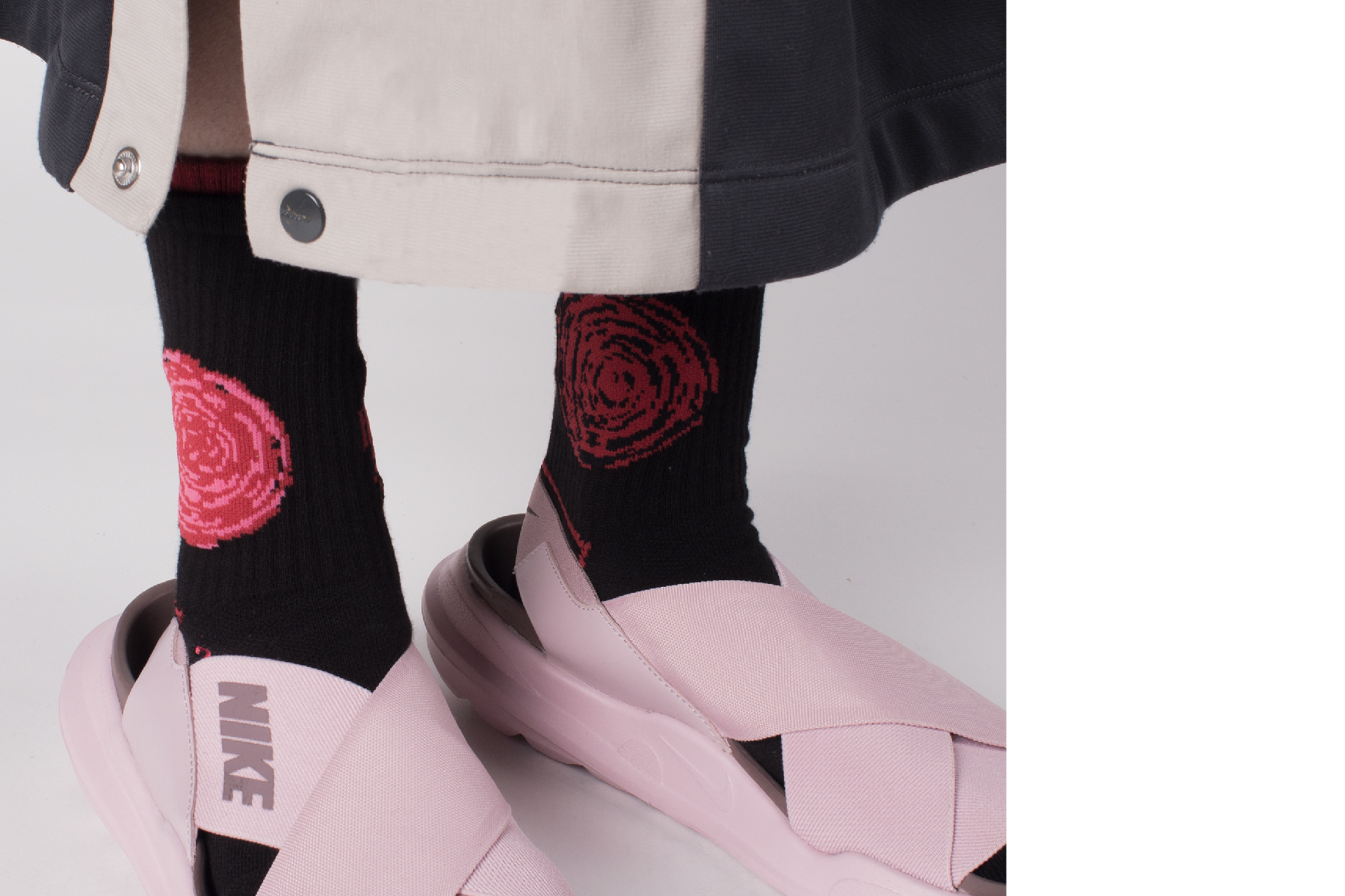 台灣街頭機能襪履品牌nozzle quiz "SPEED" 延續街頭個性，iGO螢光橘與螢光粉色彩更是本系列亮點 以「速度」為主題創作。影像及聲音因速度的快慢而產生的變化，以此為基礎轉化成圖像的變化。在襪口部分更採用雙層羅紋的設計讓層次更加豐富。