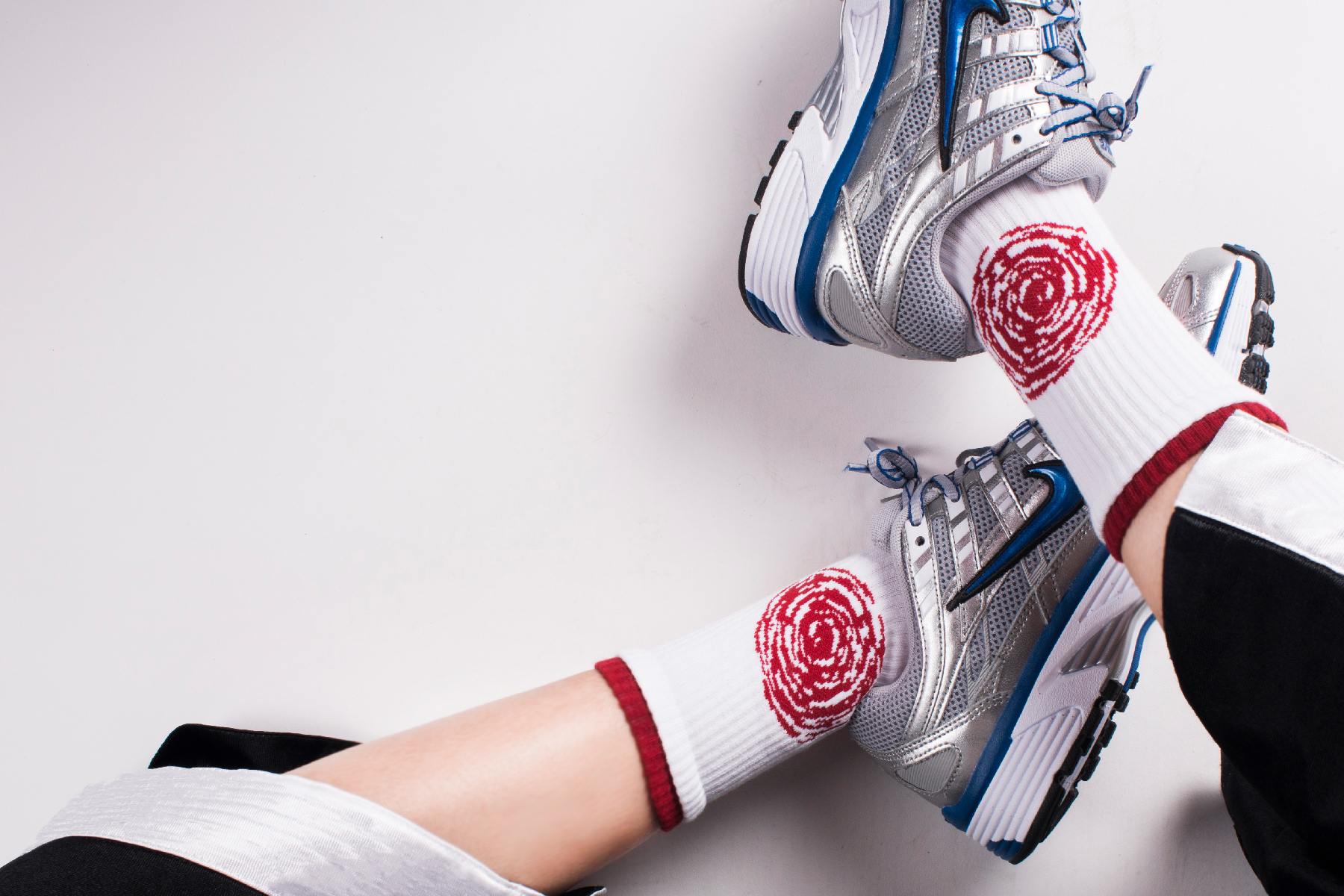 台灣街頭機能襪履品牌nozzle quiz "SPEED" 延續街頭個性，iGO螢光橘與螢光粉色彩更是本系列亮點 以「速度」為主題創作。影像及聲音因速度的快慢而產生的變化，以此為基礎轉化成圖像的變化。在襪口部分更採用雙層羅紋的設計讓層次更加豐富。