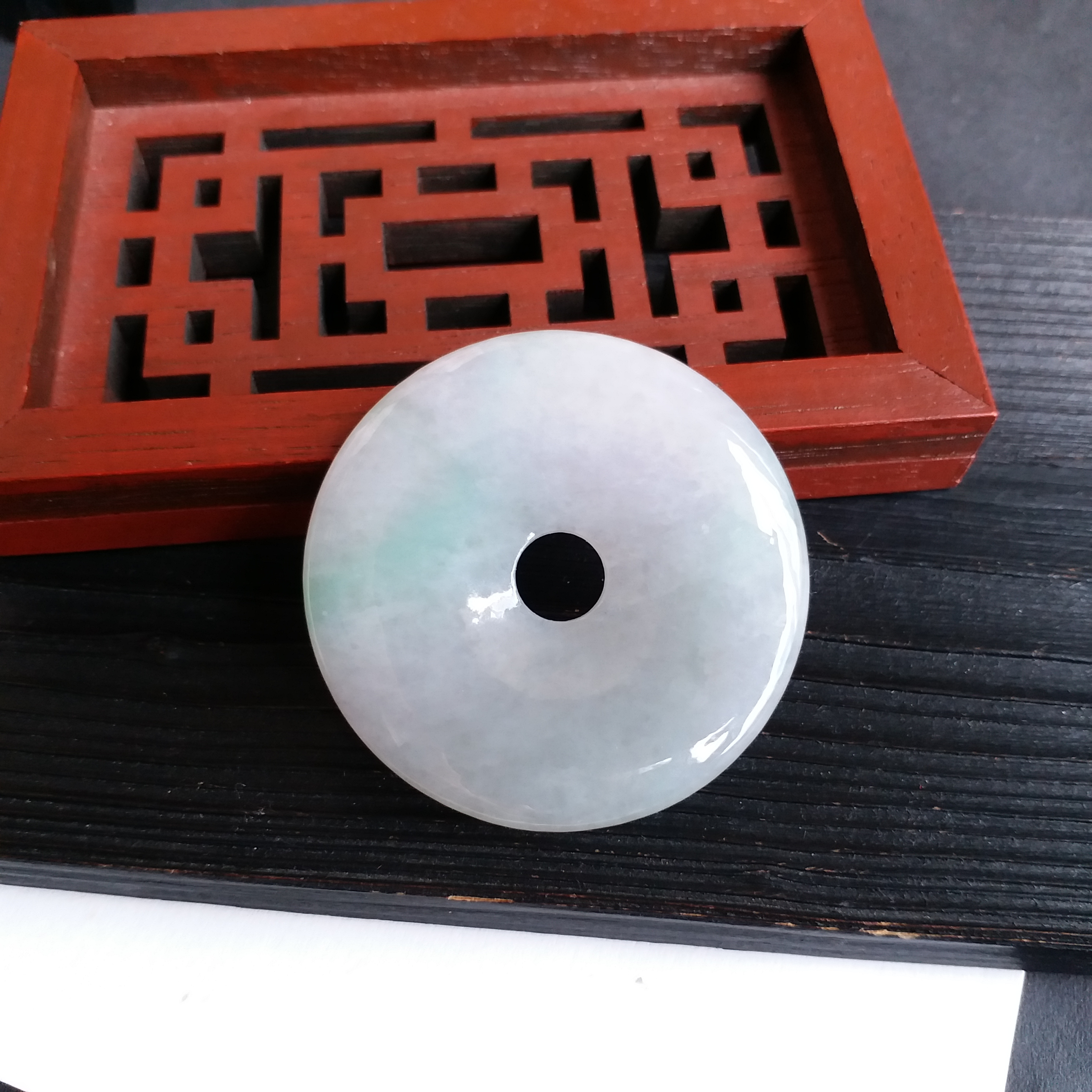 P1411387 翡翠萍果綠飄花平安扣 (49.3mm直徑)