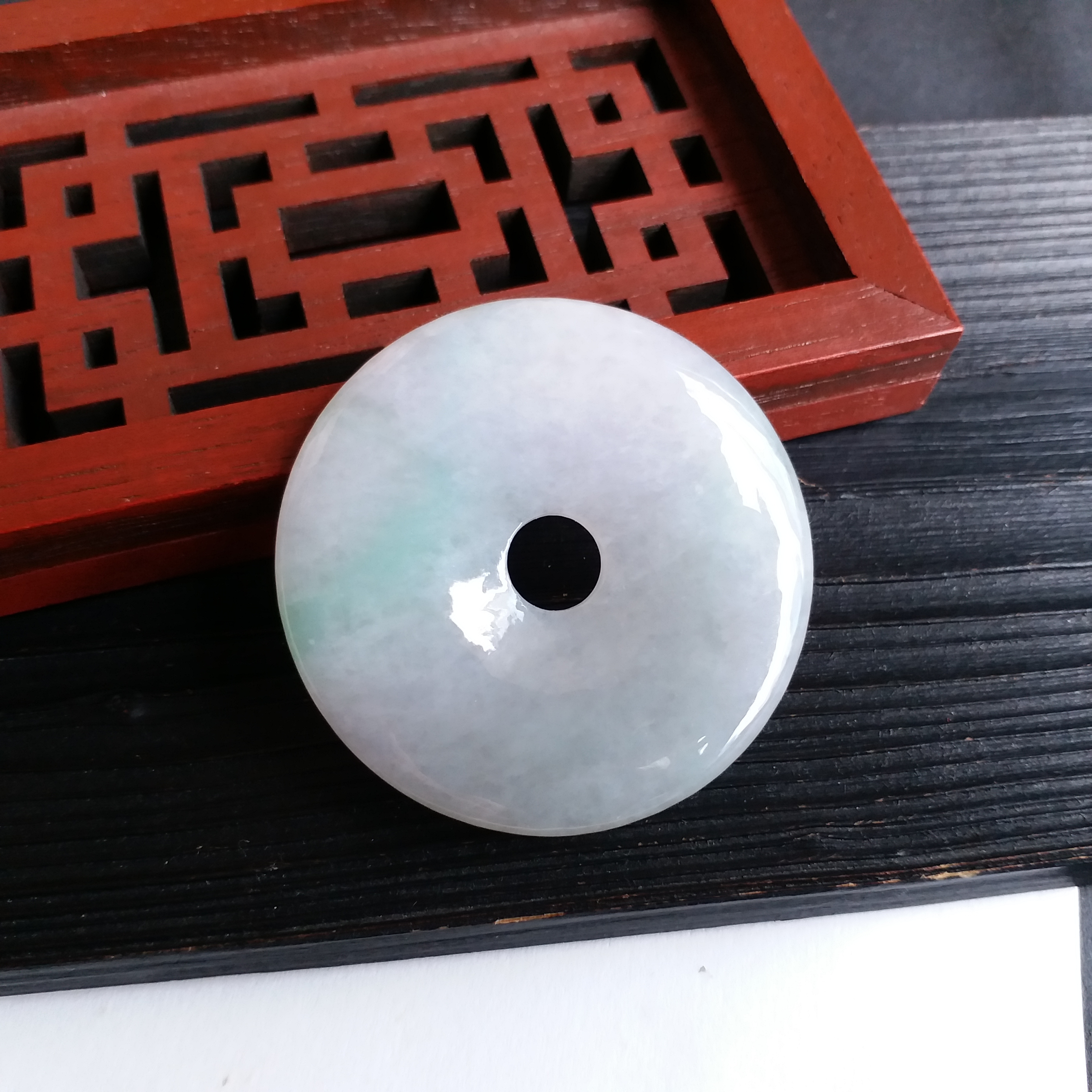 P1411387 翡翠萍果綠飄花平安扣 (49.3mm直徑)