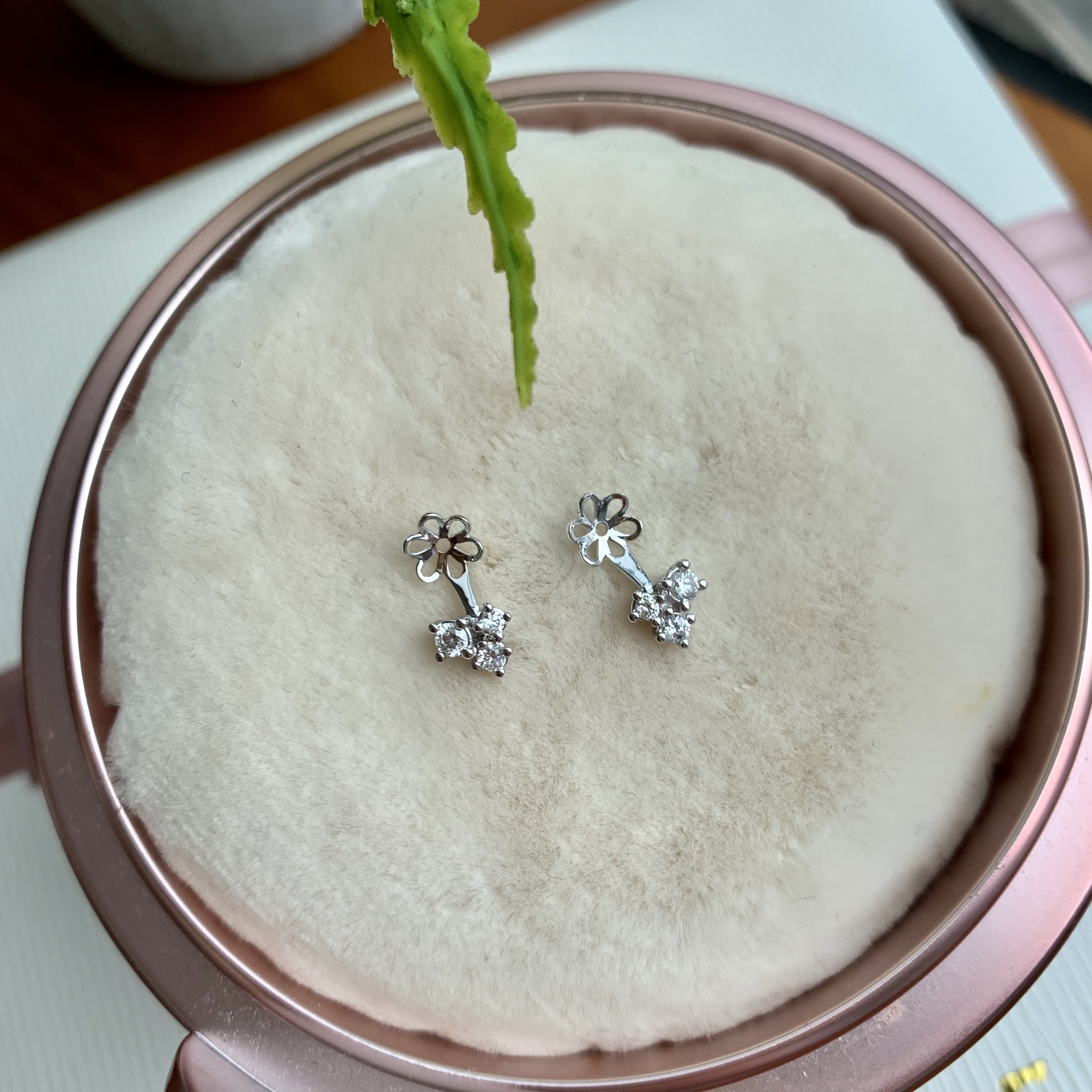 18K金3鑽石耳托 (適合8-11mm的圓形珍珠)