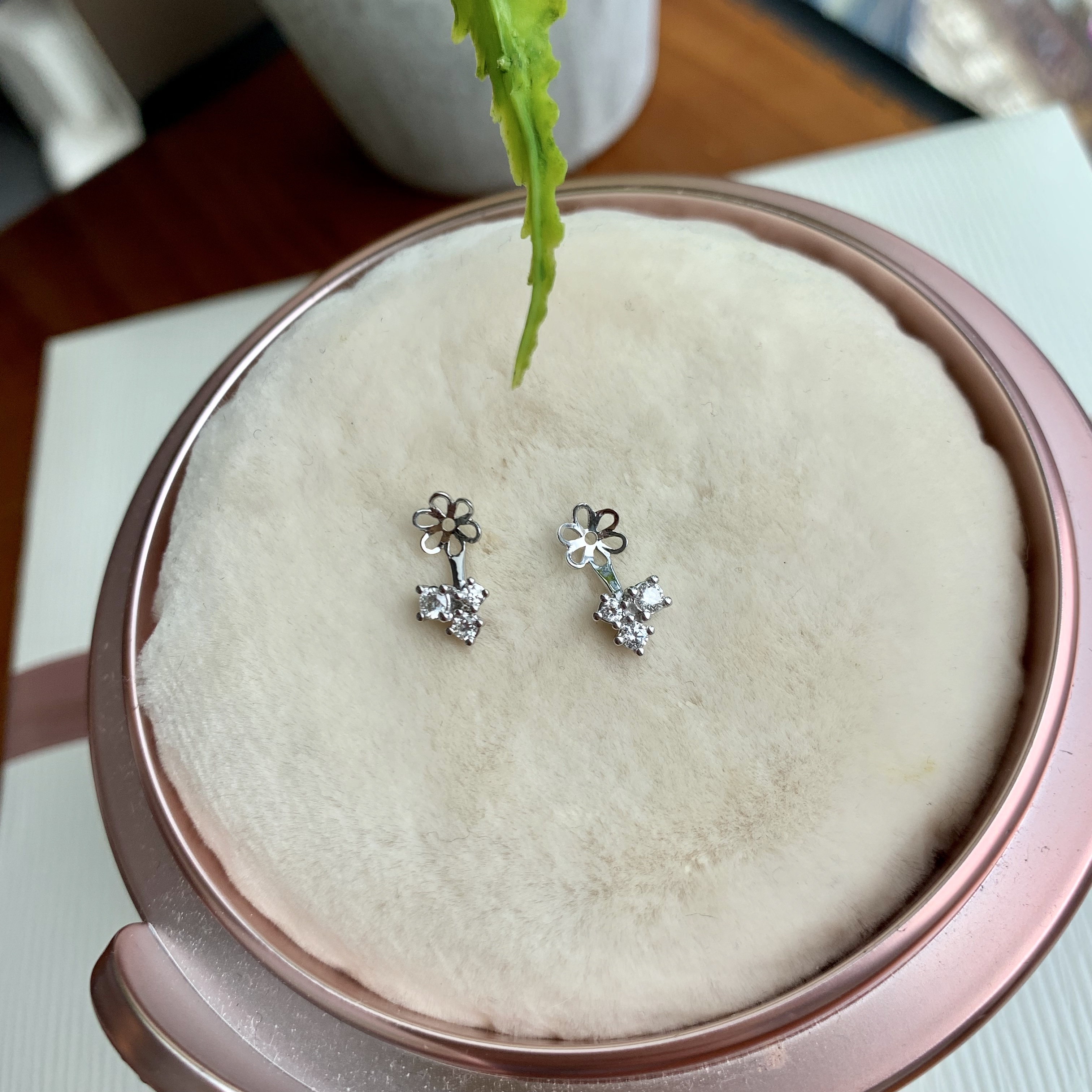 18K金3鑽石耳托 (適合8-11mm的圓形珍珠)