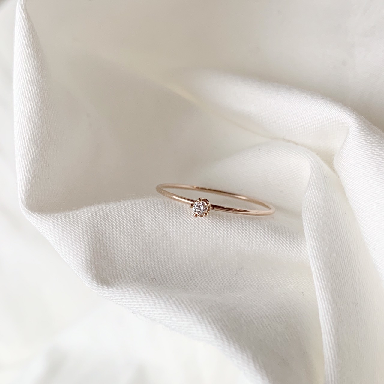 14K 光滑小五爪白鑽戒指