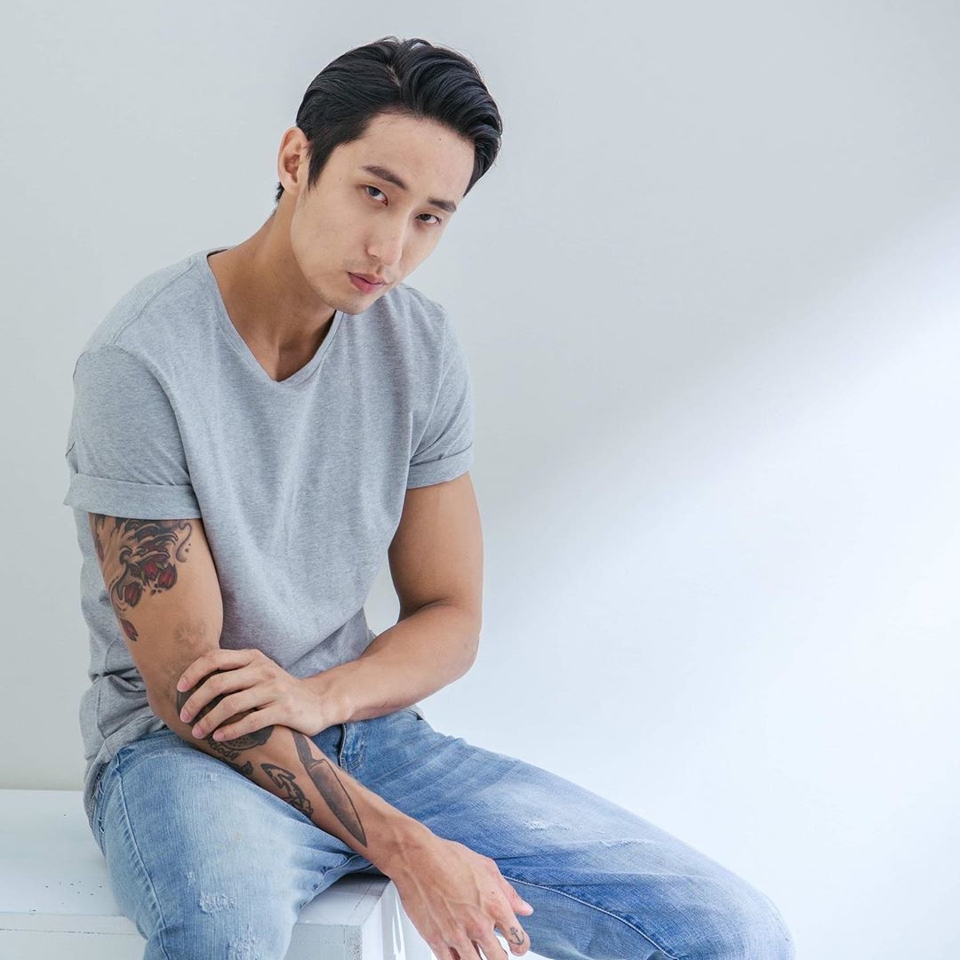 模特兒實穿Bread&Boxers灰色素T，單穿也不需擔心衣服太透