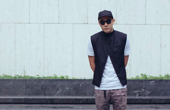 Bread&Boxers白T下擺略長，最適合作為黑色無袖外套的內搭