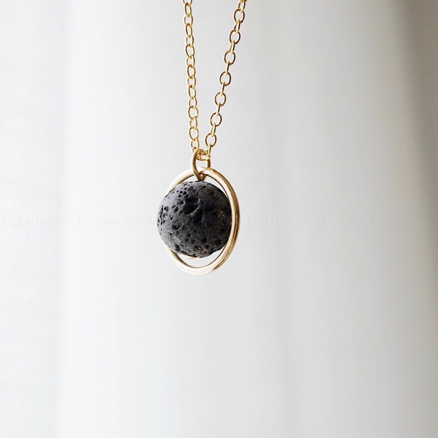 簡約主義系列"永恆的月亮"火山石吊墜擴香項鏈 | LAVA ESSENTIALS