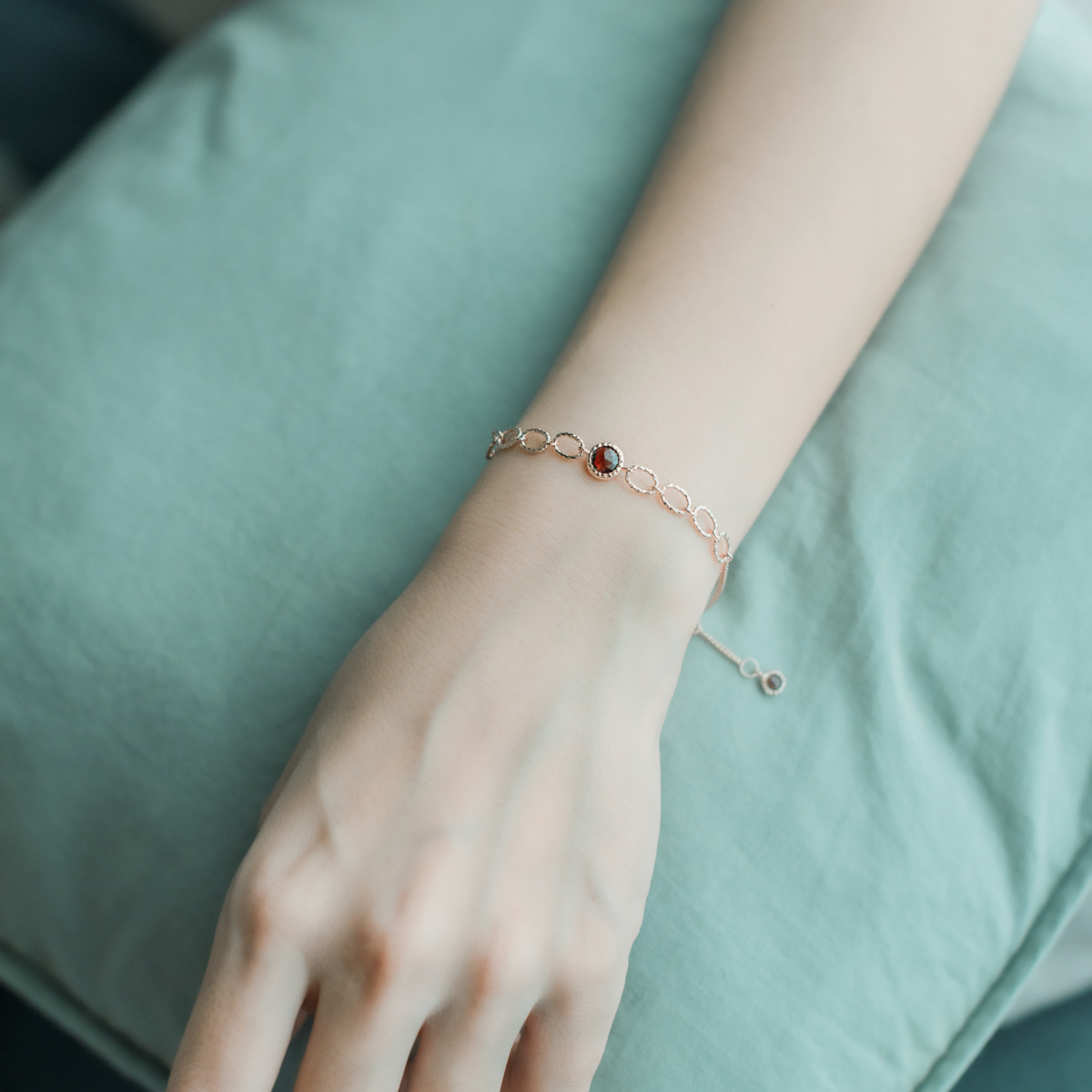 蛋糕圓石榴石圈圈手鍊-玫瑰金