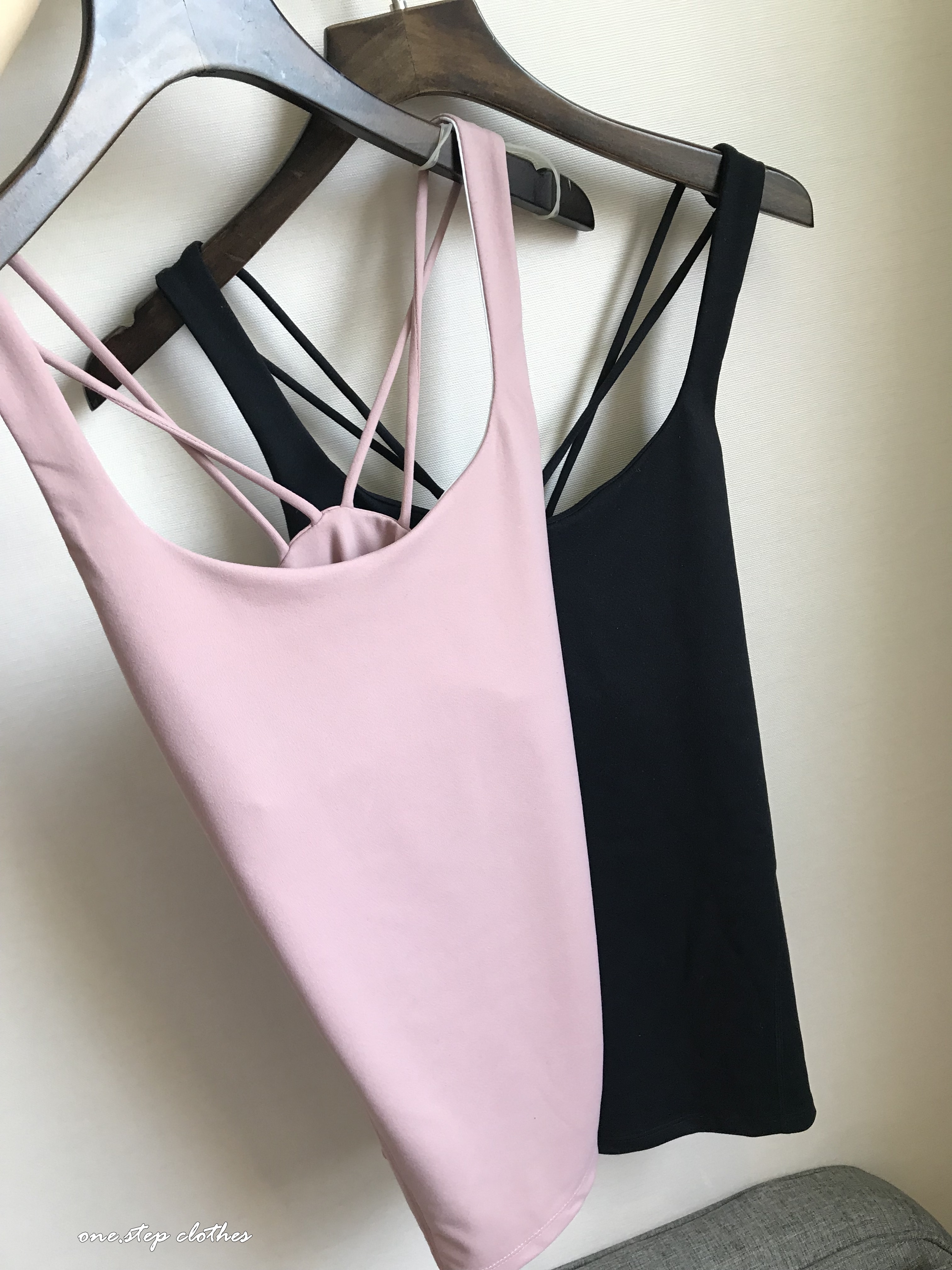 運動系列-後交叉設計露背運動背心(霧粉)