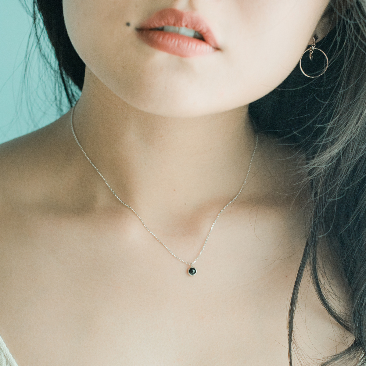 蛋糕小圓黑尖晶鎖骨鍊-銀