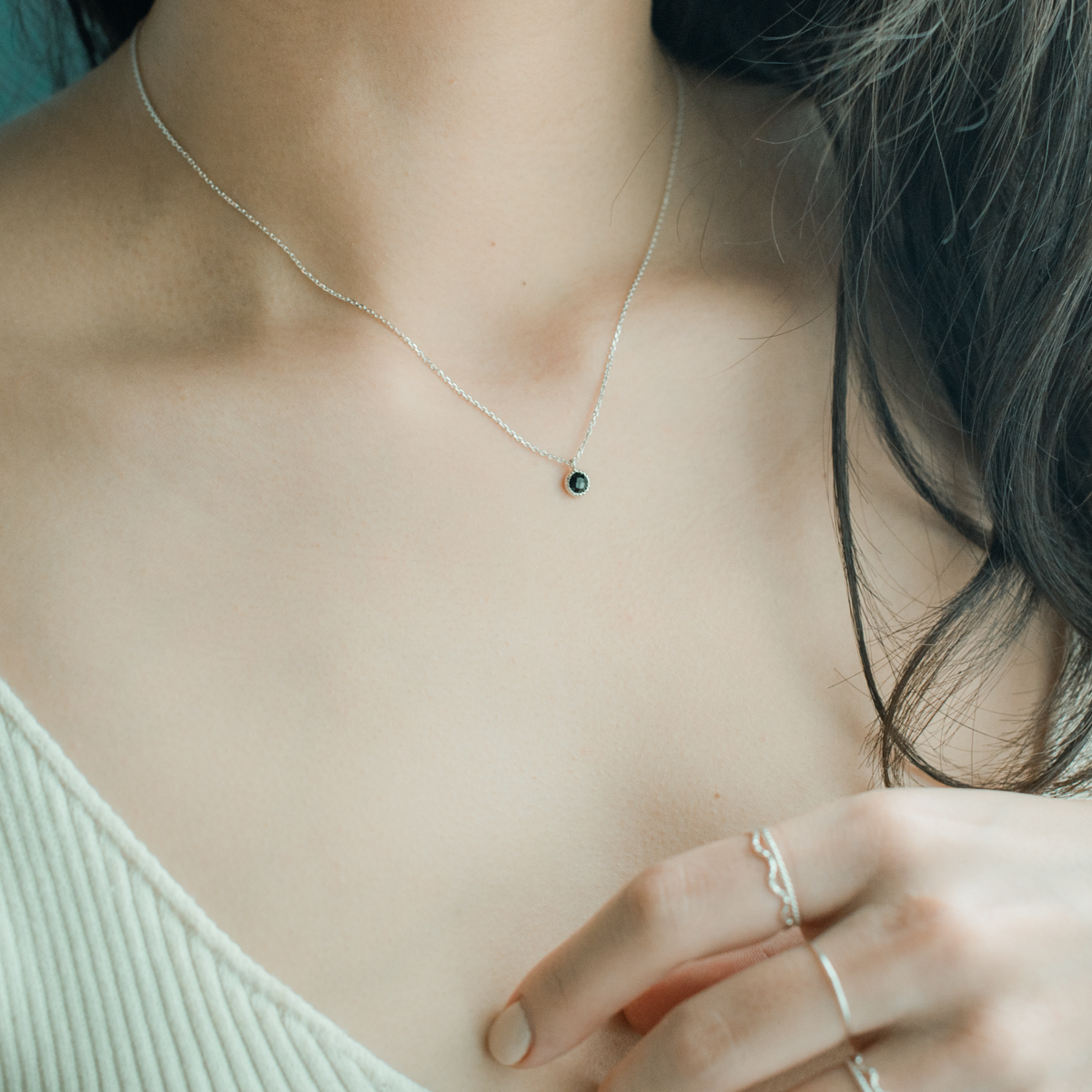 蛋糕小圓黑尖晶鎖骨鍊-銀