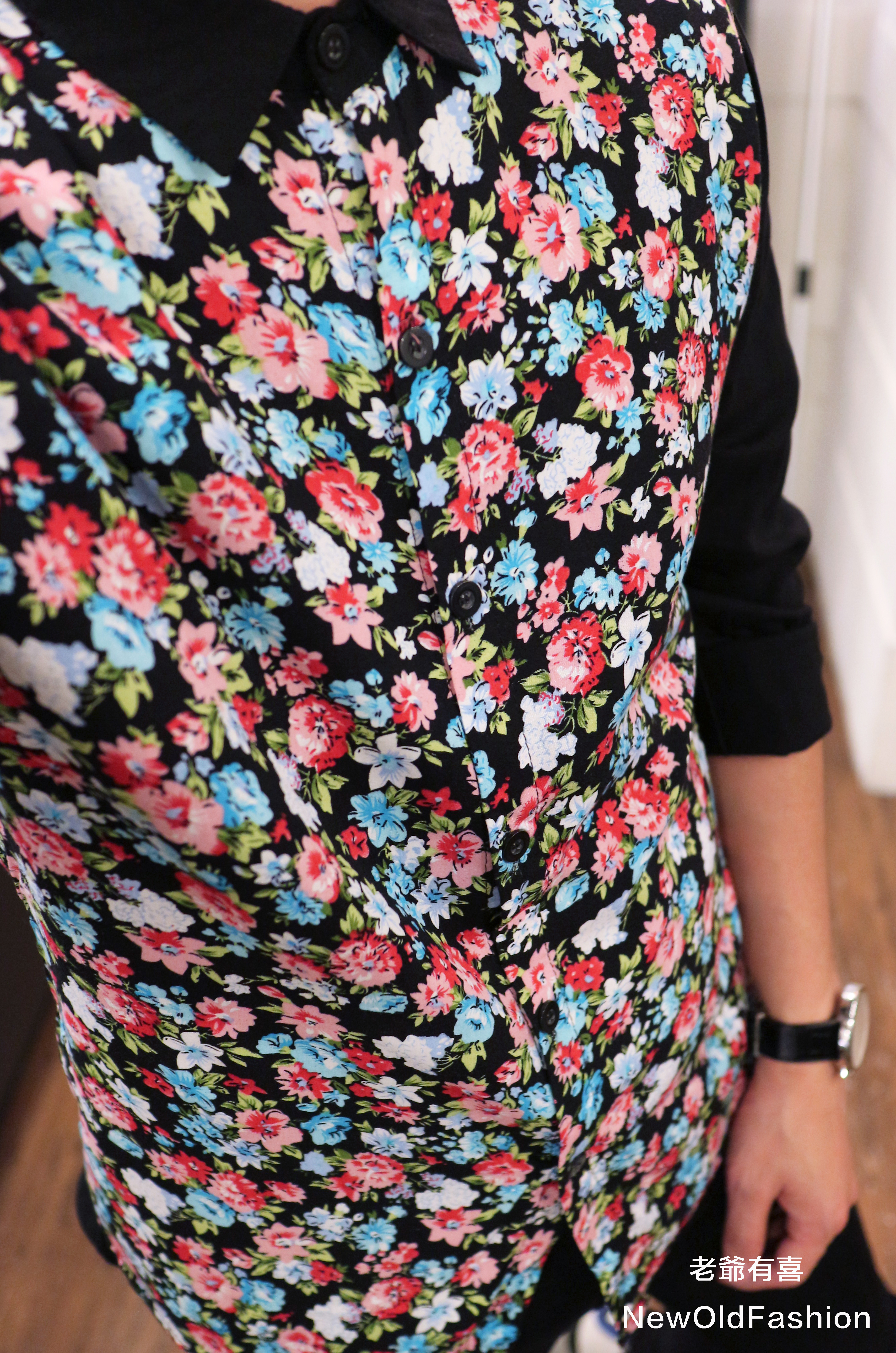 『新品上市』重磅滿版小碎紅花撞色拼接袖襯衫！