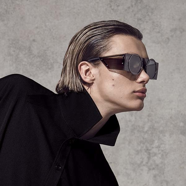 無論是創造雕塑輪廓，或是是開創一種使用材料的新方式 – 這位日本大師級的裁縫設計師 山本耀司 都是創新和反叛的代名詞。 他將挑剔的美學帶入眼鏡世界，在未來主義形式和現代浪漫主義之間取得了恰到好處的平衡。