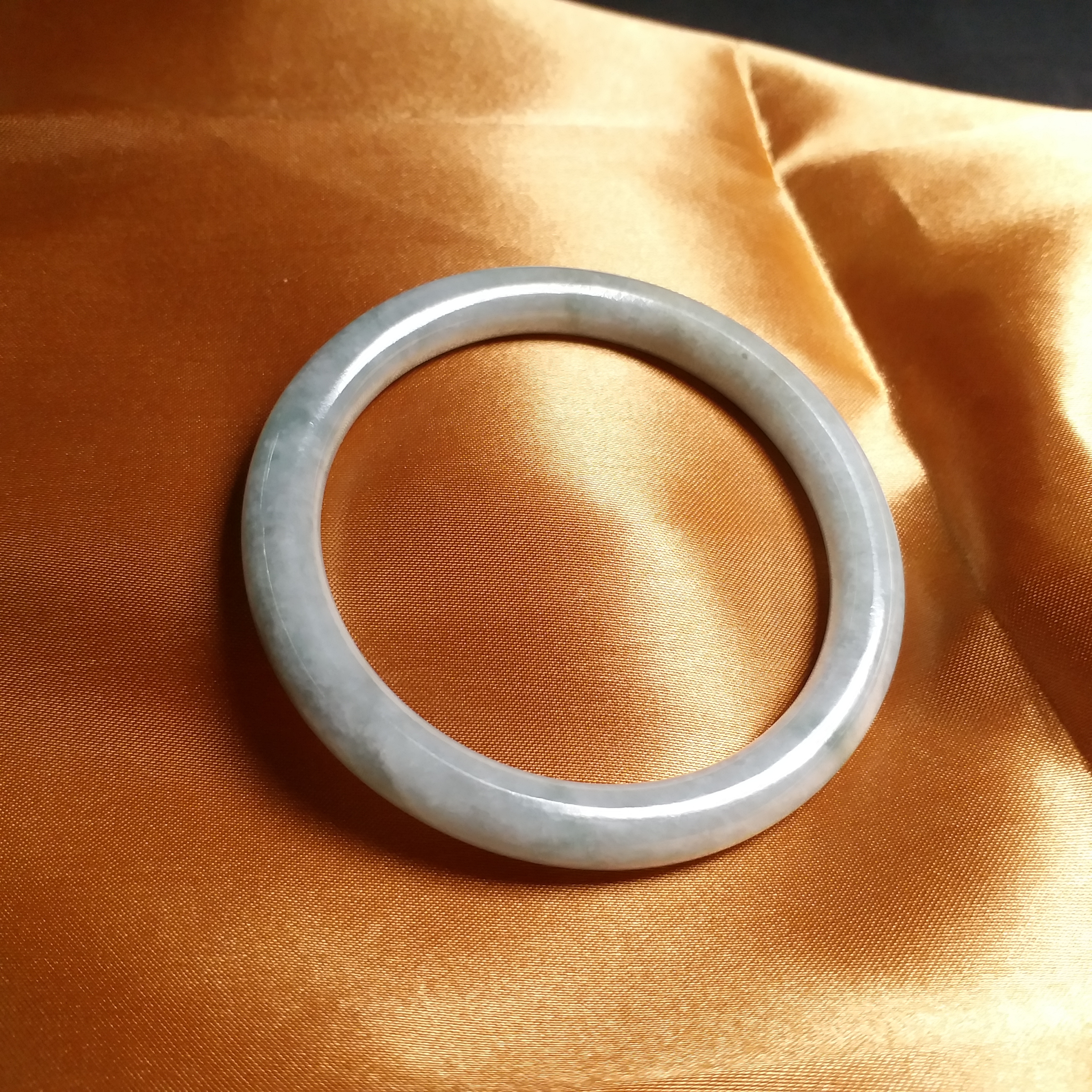 J913 冰糯淺綠幼條玉鐲 57mm (1.52)