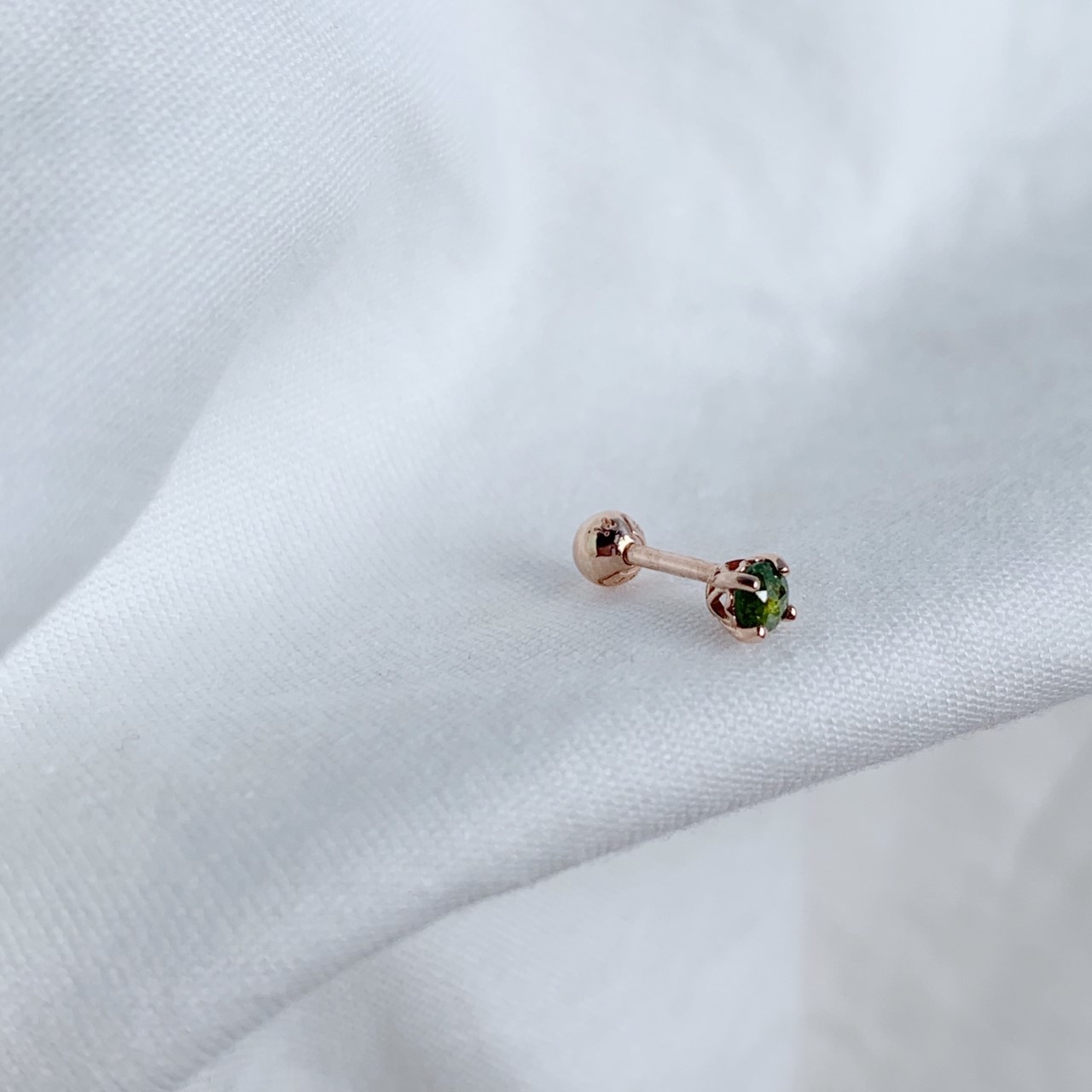 14k玫瑰金 側簍空愛心綠鑽原礦轉珠耳環