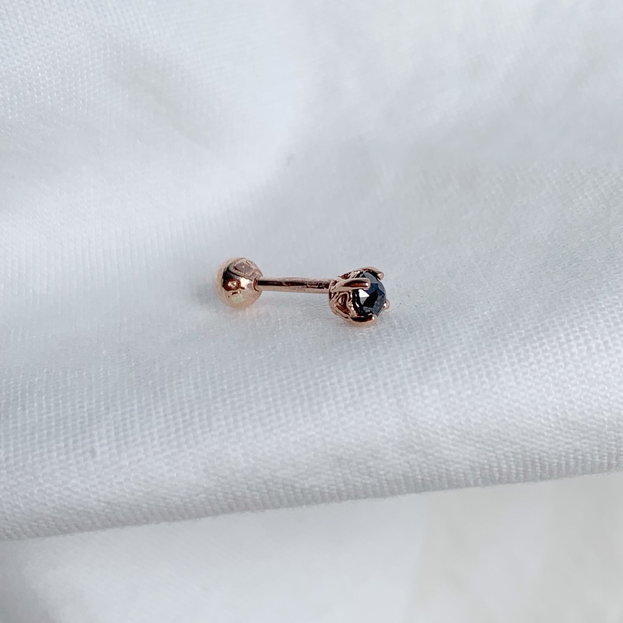 14k玫瑰金 側簍空愛心黑鑽原礦轉珠耳環