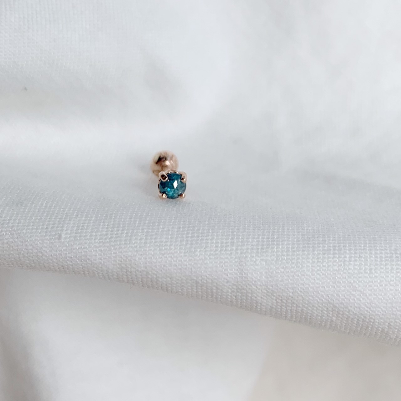 14k玫瑰金 側簍空愛心藍鑽原礦轉珠耳環