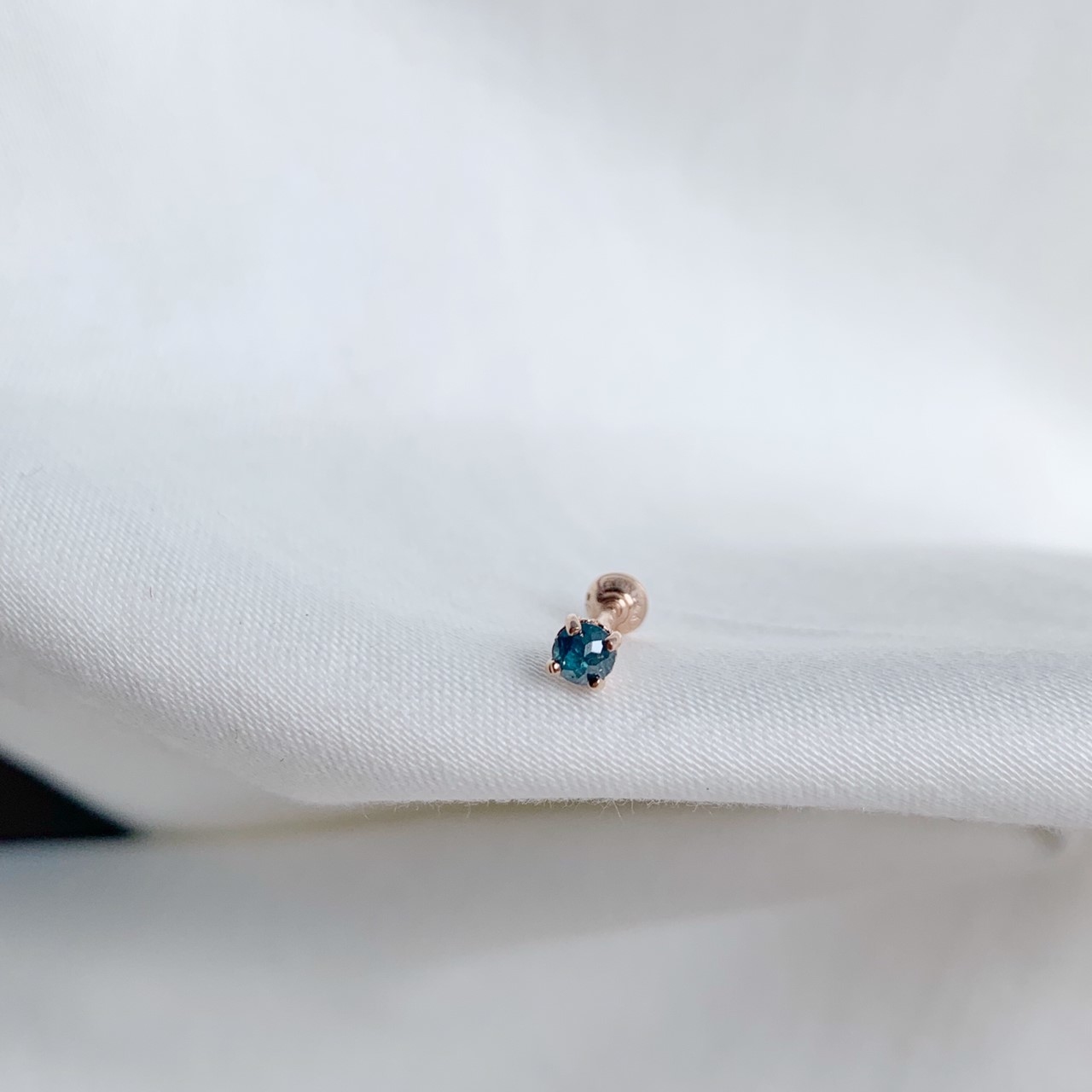 14k玫瑰金 側簍空愛心藍鑽原礦轉珠耳環