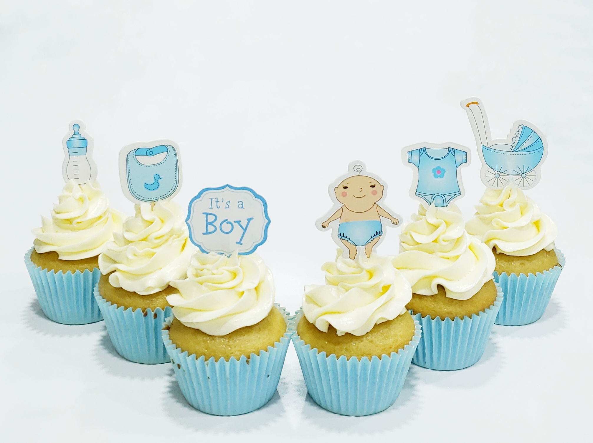 男嬰插牌奶油霜杯子蛋糕