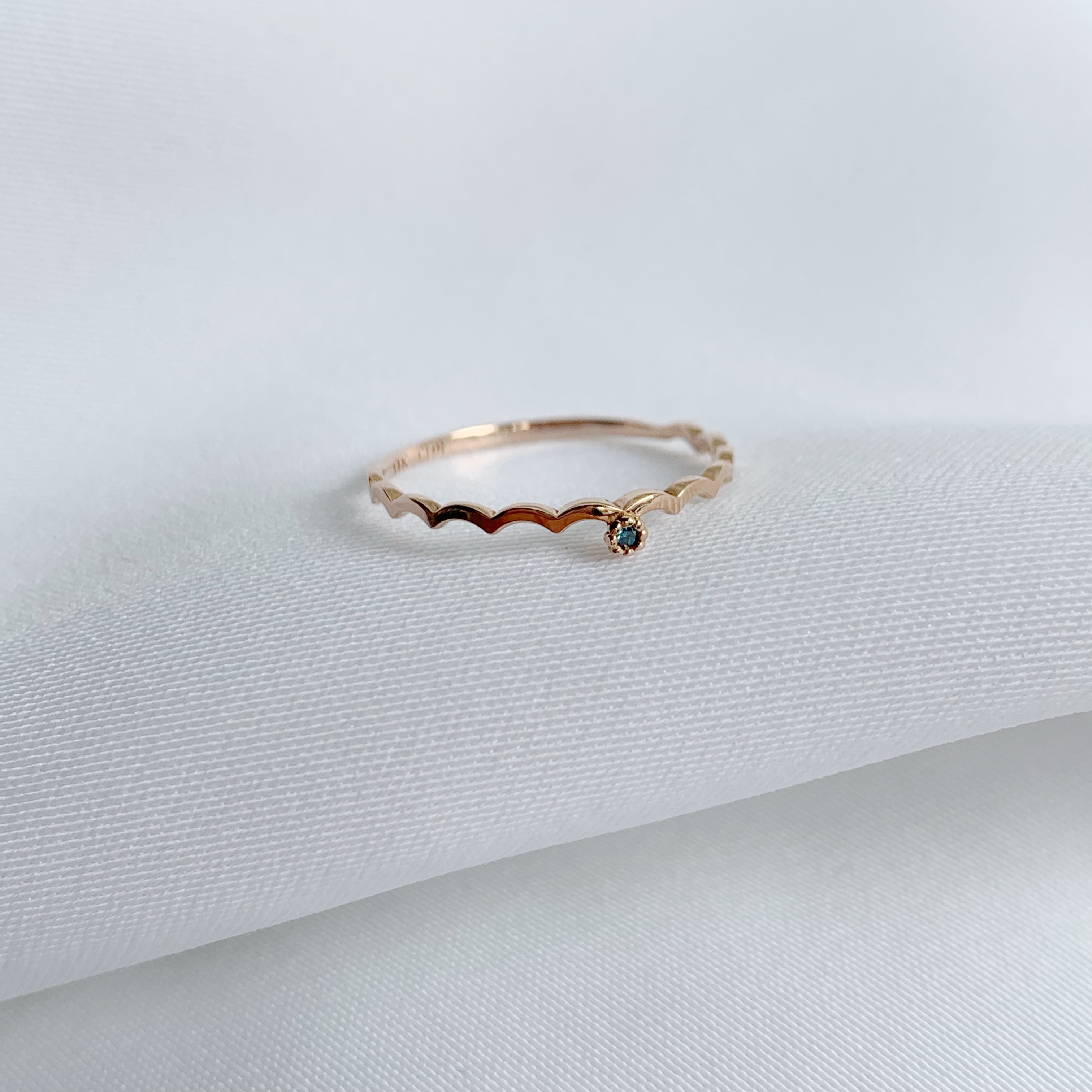 14k 波浪單顆迷你藍鑽細戒