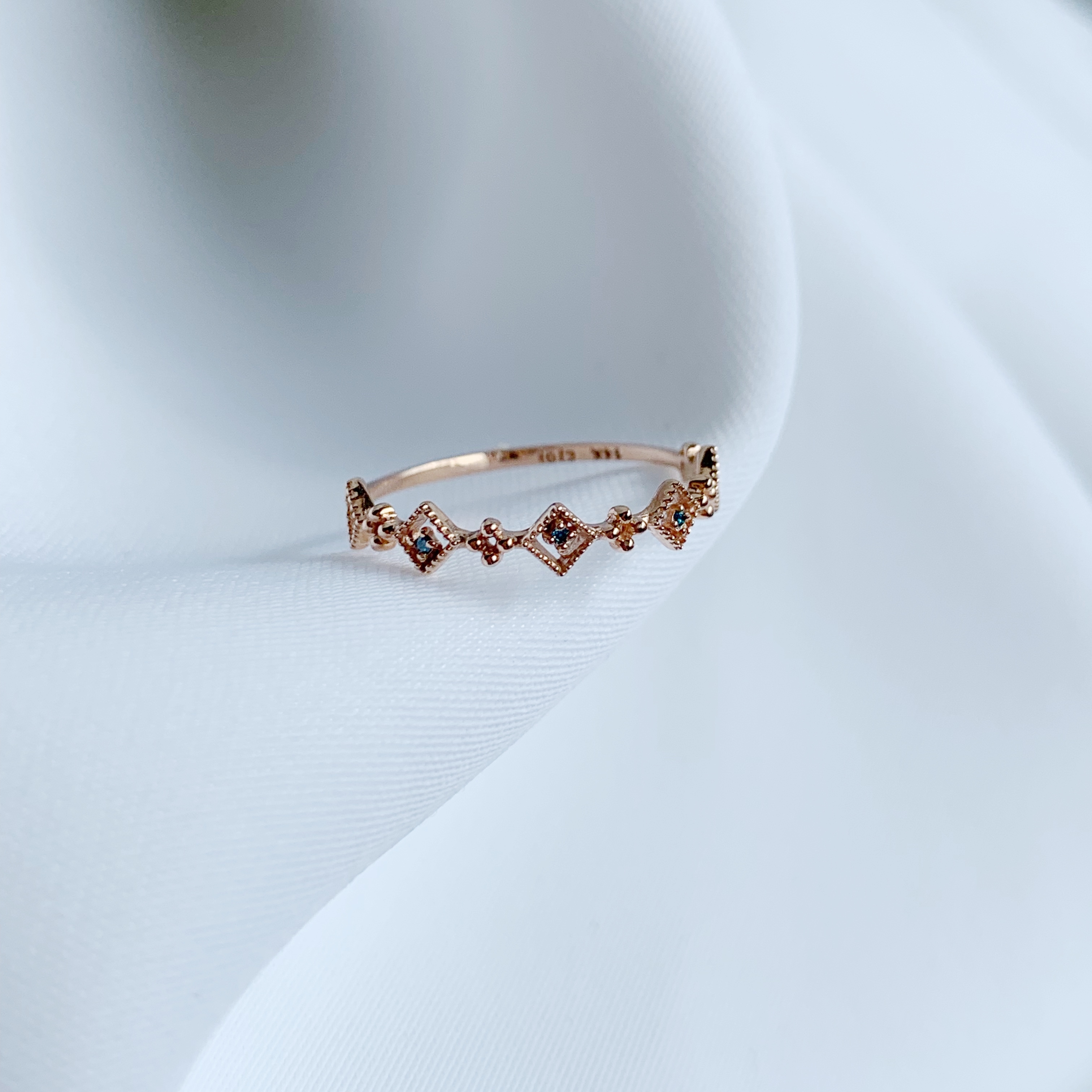 14K菱形簍空迷你藍鑽戒指