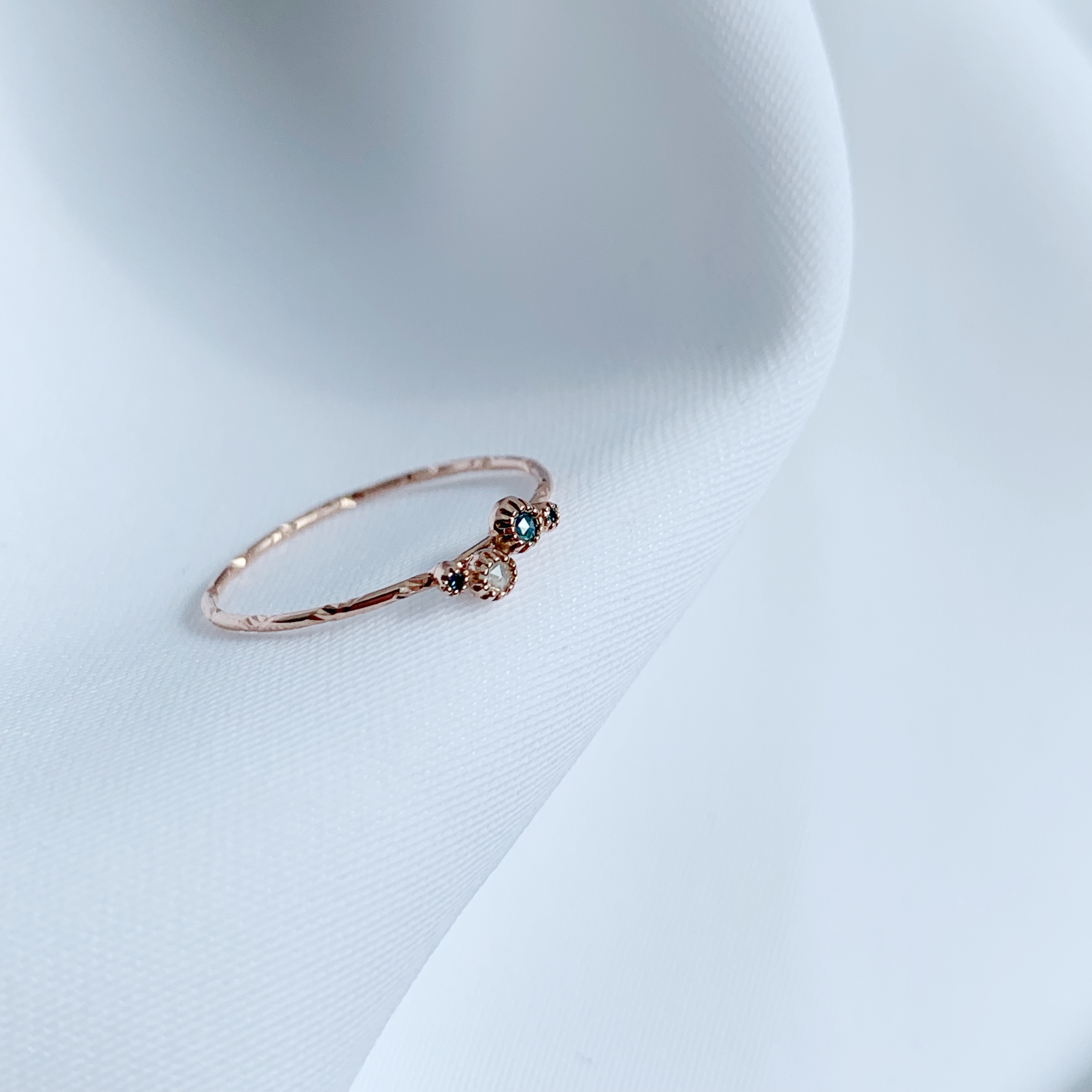 14K不規則迷你蛋糕藍灰鑽細戒