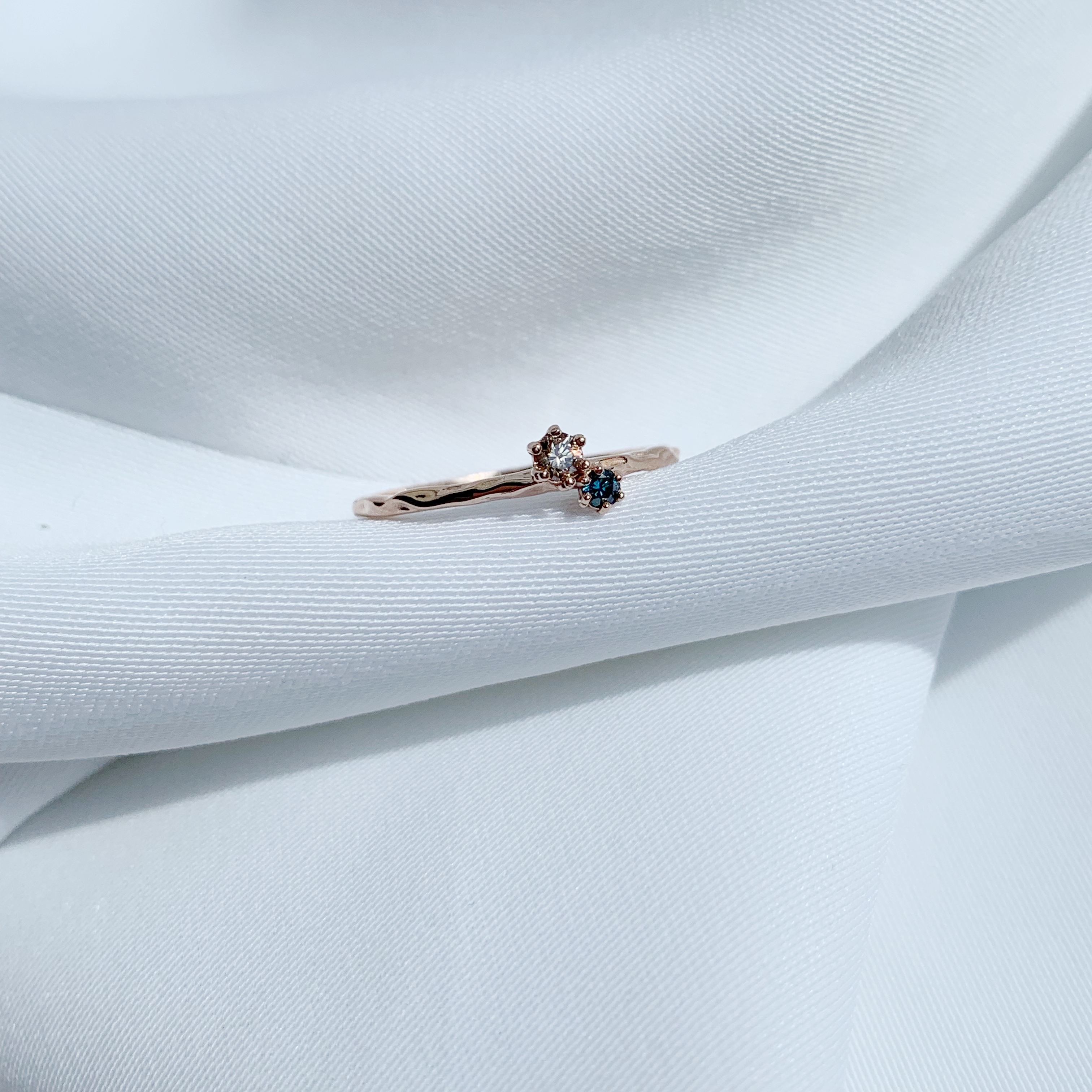 14k厚實敲拓六爪藍白雙鑽戒指