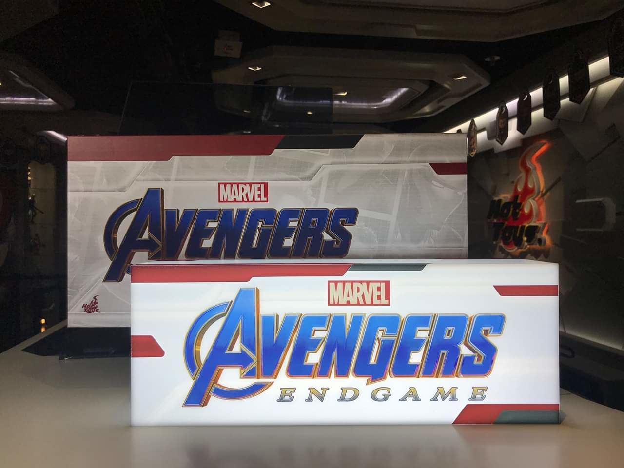 Hot Toys Marvel Studios Avengers Endgame USB Light Box