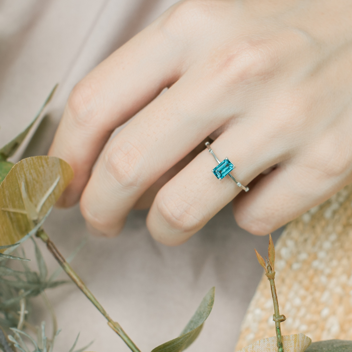 長方倫敦托帕間隔鋯石戒指-銀