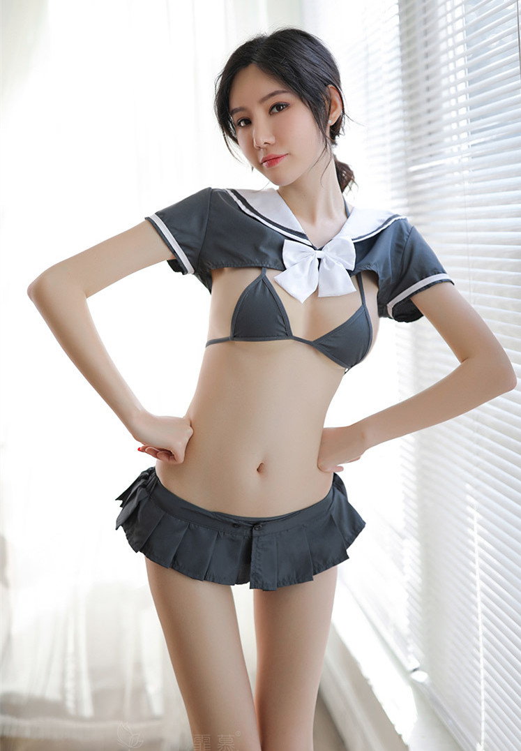 灰白色學生服三點式