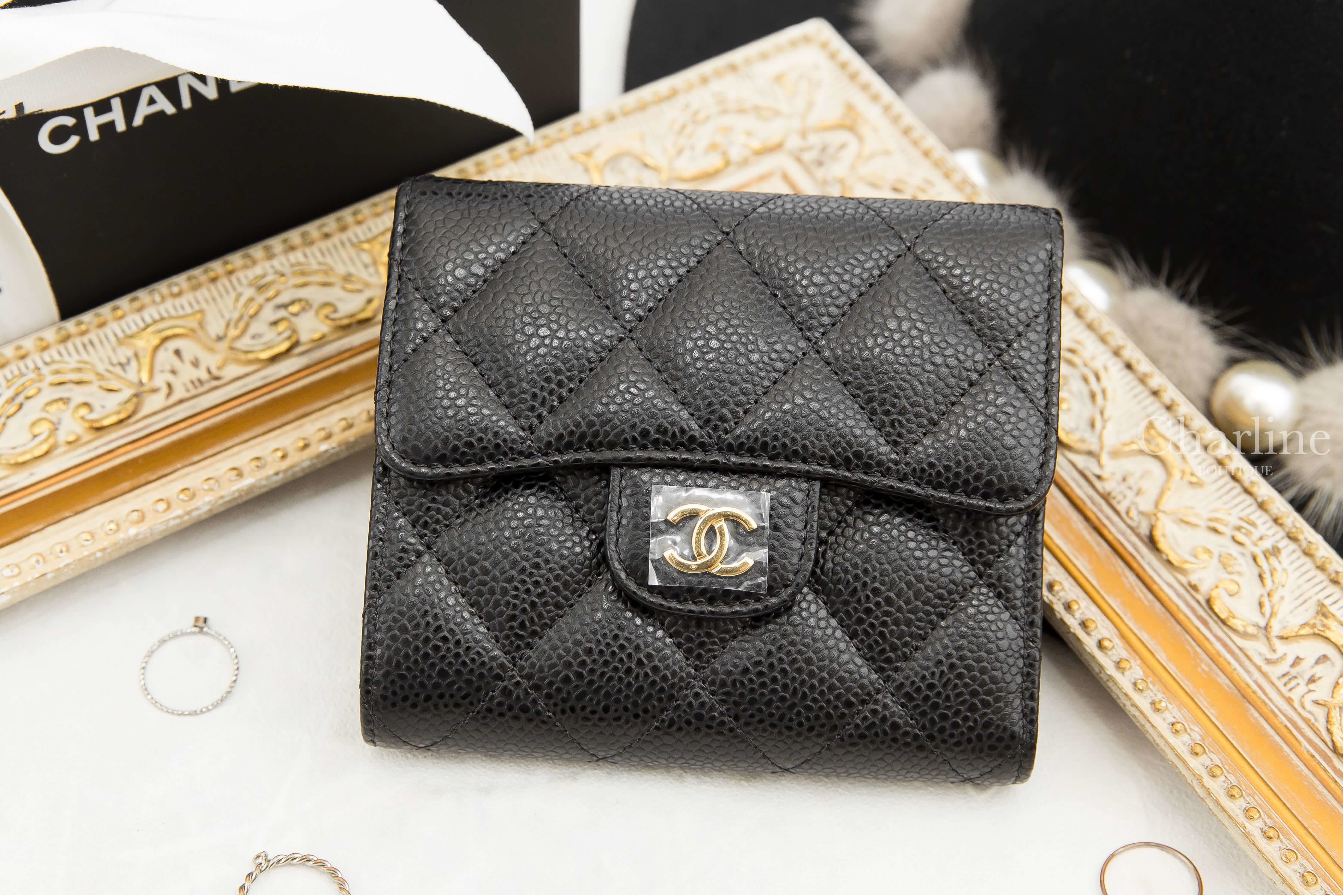 Chanel Classic Small Flap Wallet 黑色金釦荔枝紋三折短夾-Charline Boutique 精品代購