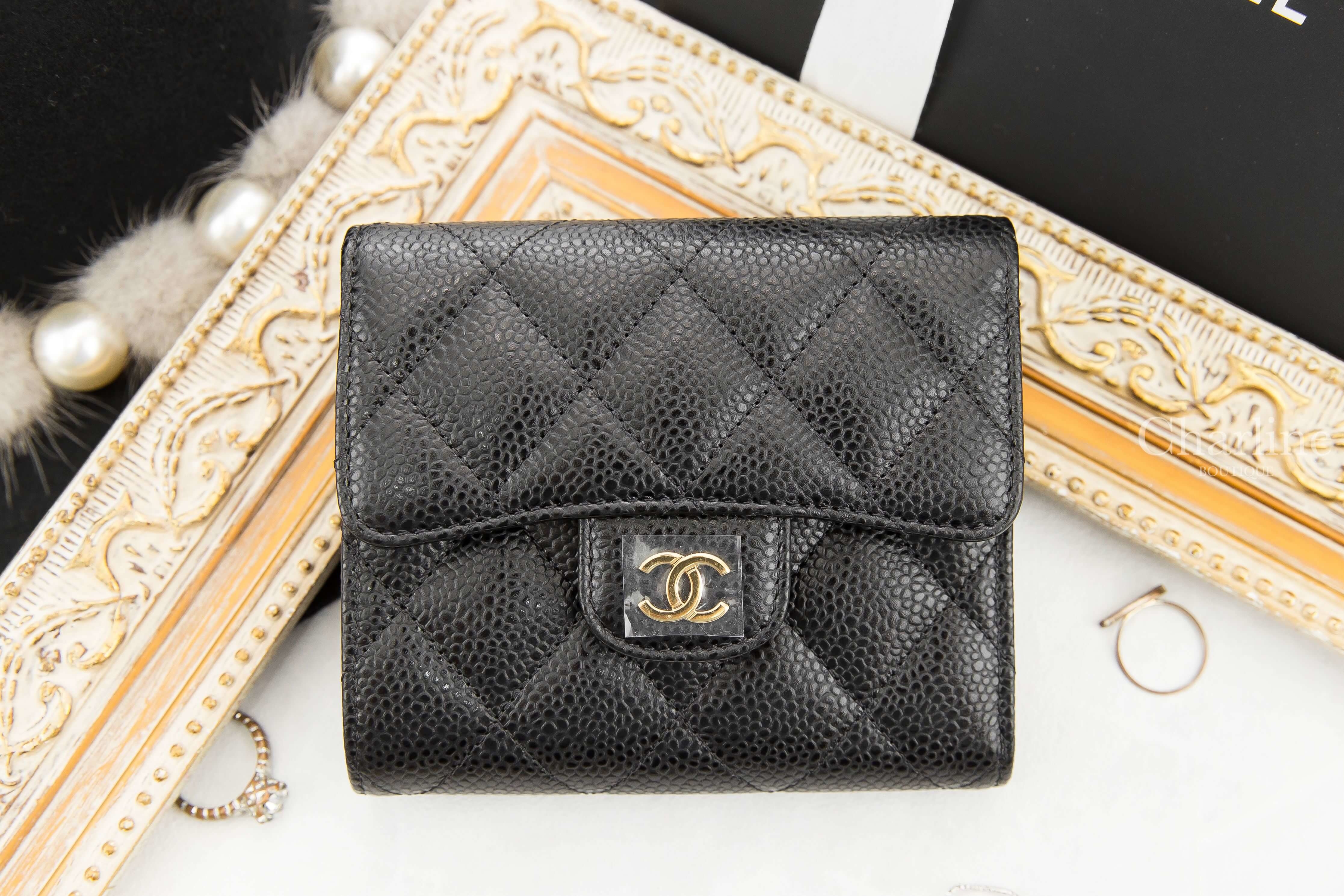 Chanel Classic Small Flap Wallet 黑色金釦荔枝紋三折短夾-Charline Boutique 精品代購