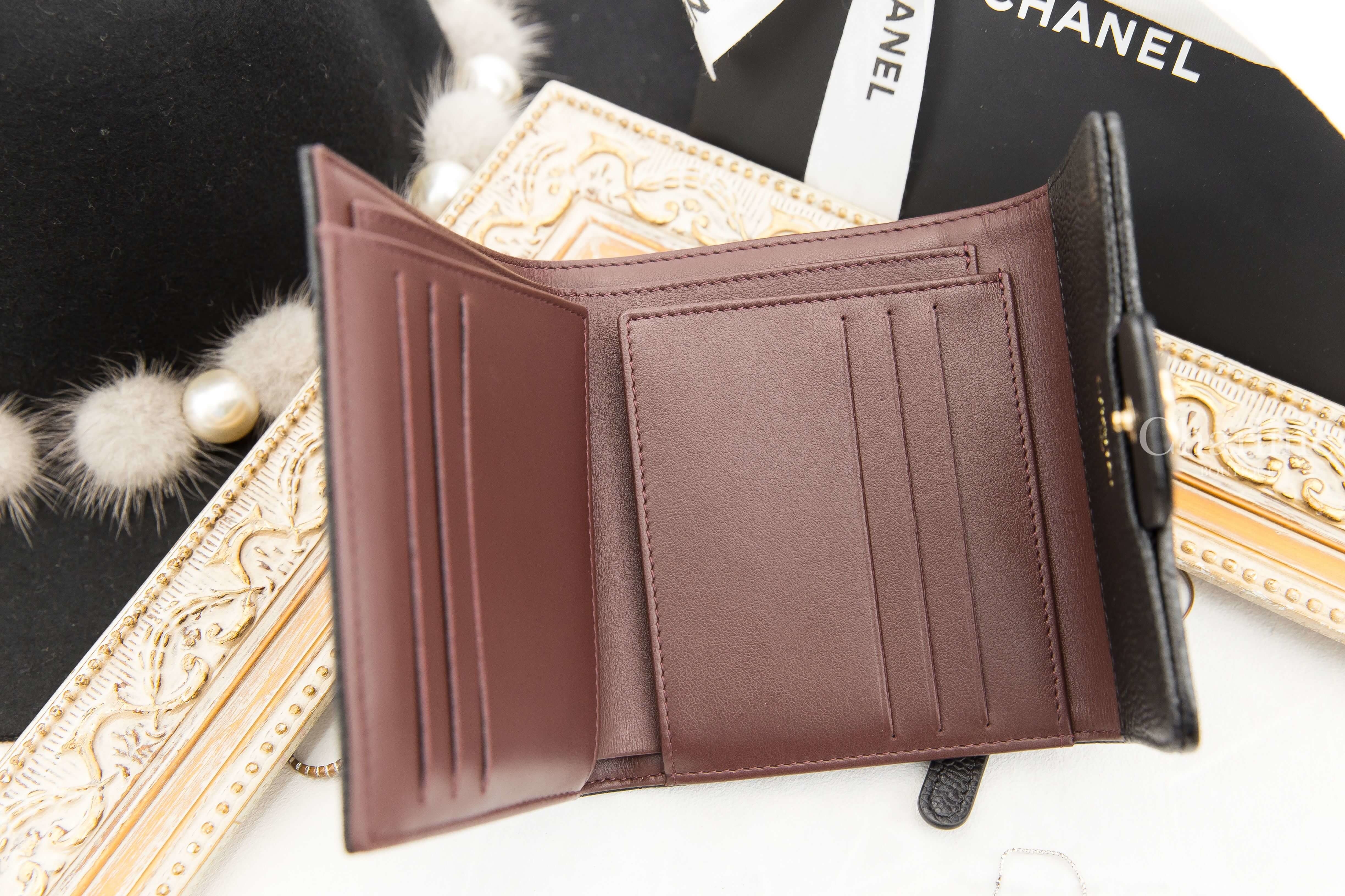 Chanel Classic Small Flap Wallet 黑色金釦荔枝紋三折短夾-Charline Boutique 精品代購