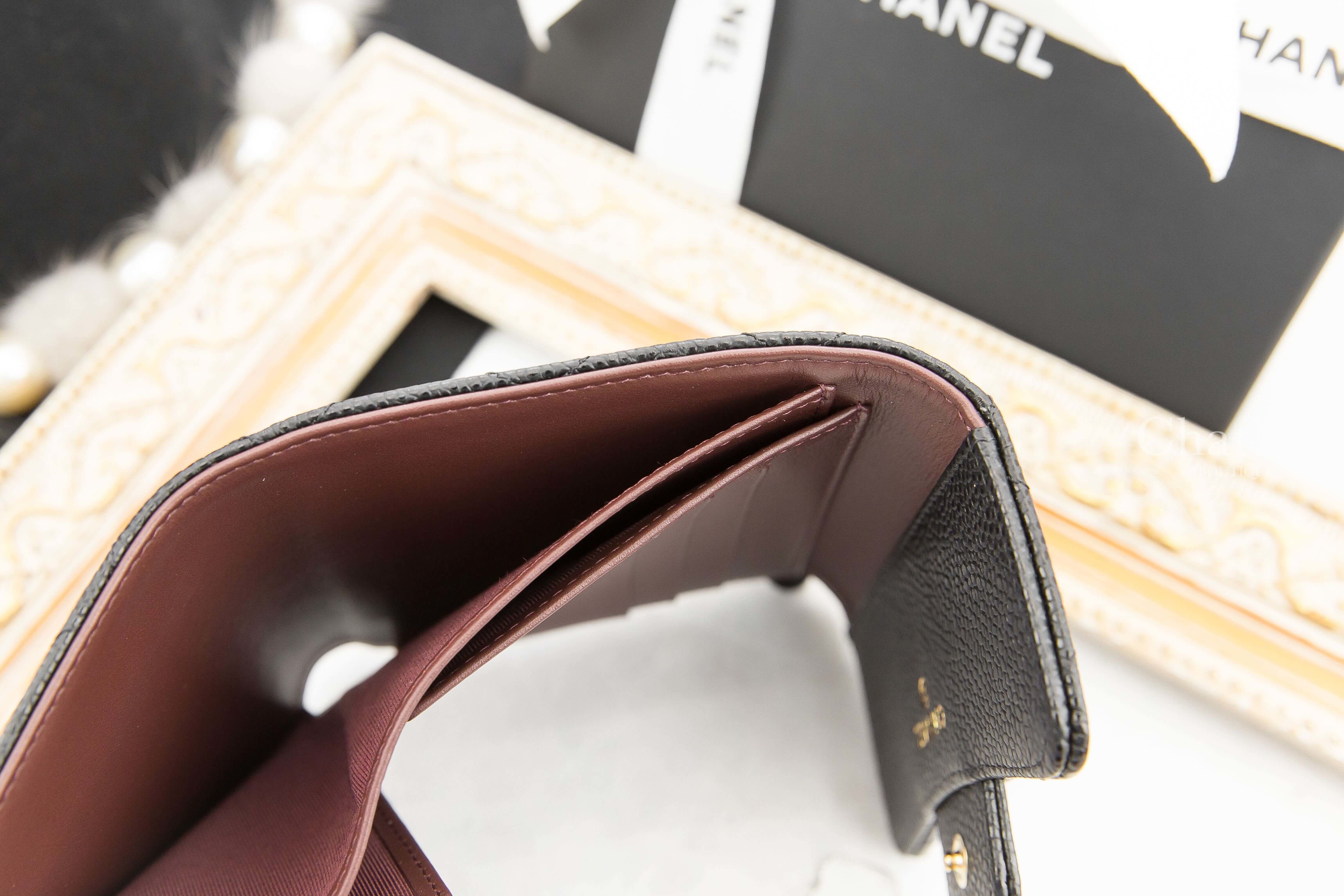 Chanel Classic Small Flap Wallet 黑色金釦荔枝紋三折短夾-Charline Boutique 精品代購