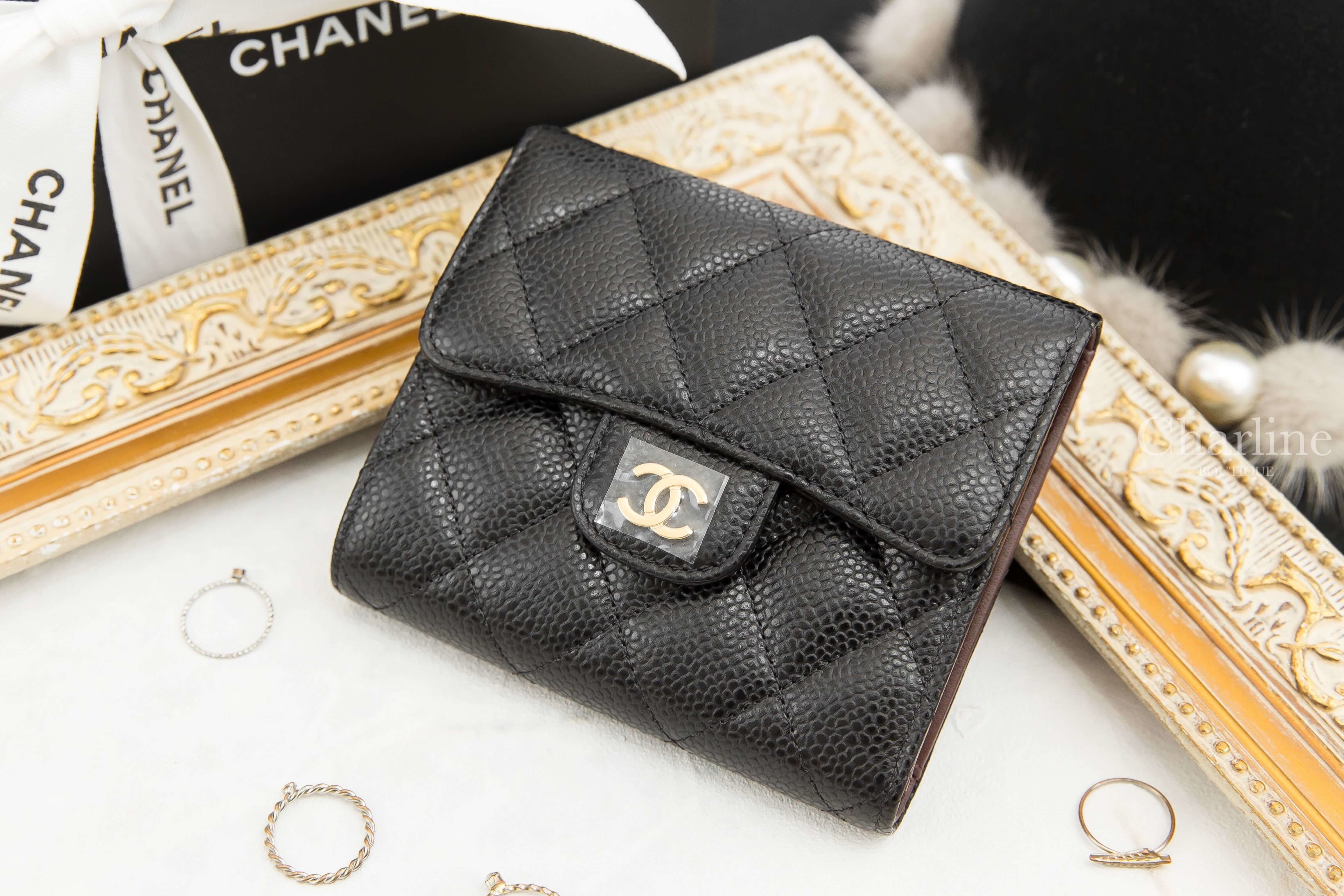 Chanel Classic Small Flap Wallet 黑色金釦荔枝紋三折短夾-Charline Boutique 精品代購