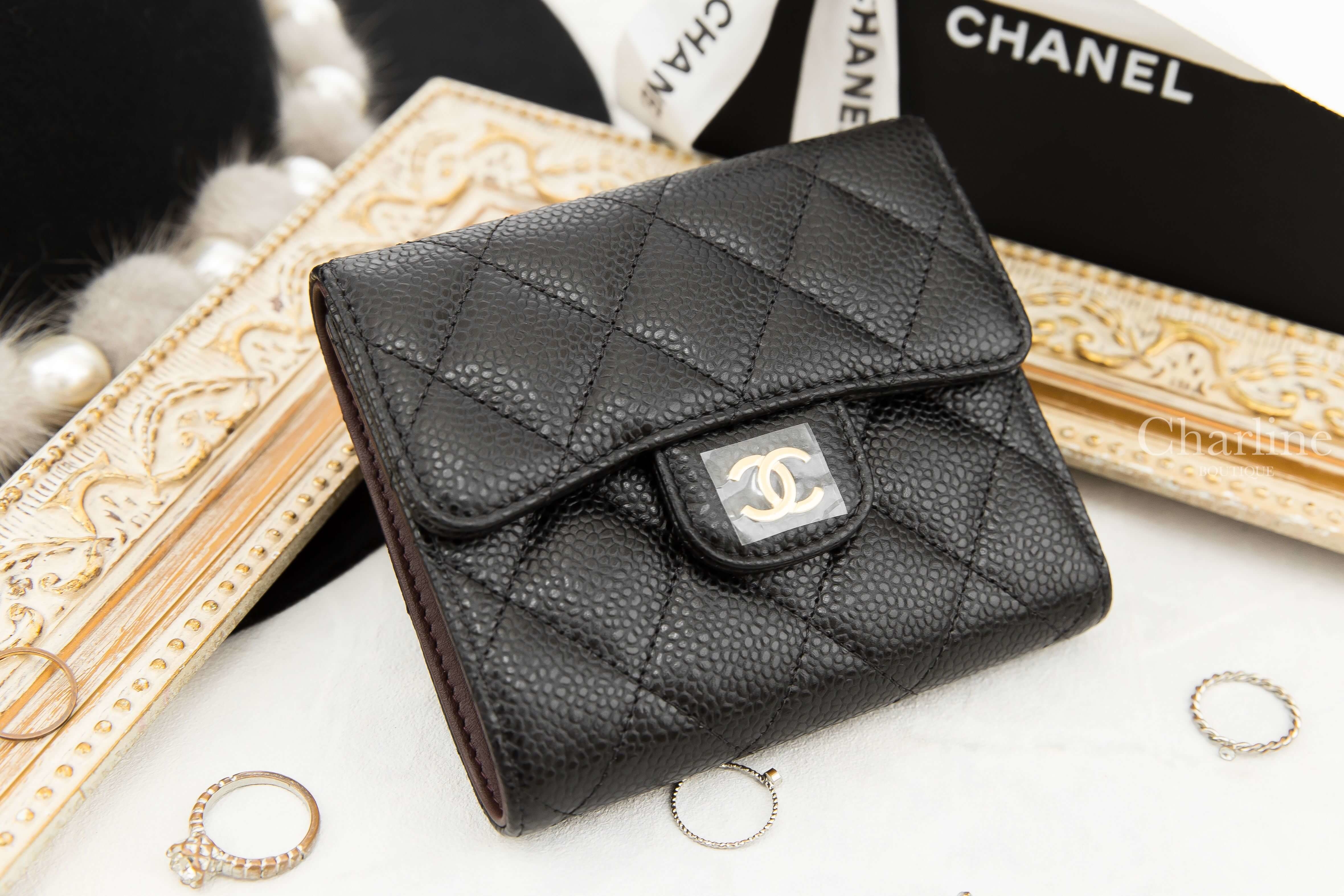 Chanel Classic Small Flap Wallet 黑色金釦荔枝紋三折短夾-Charline Boutique 精品代購
