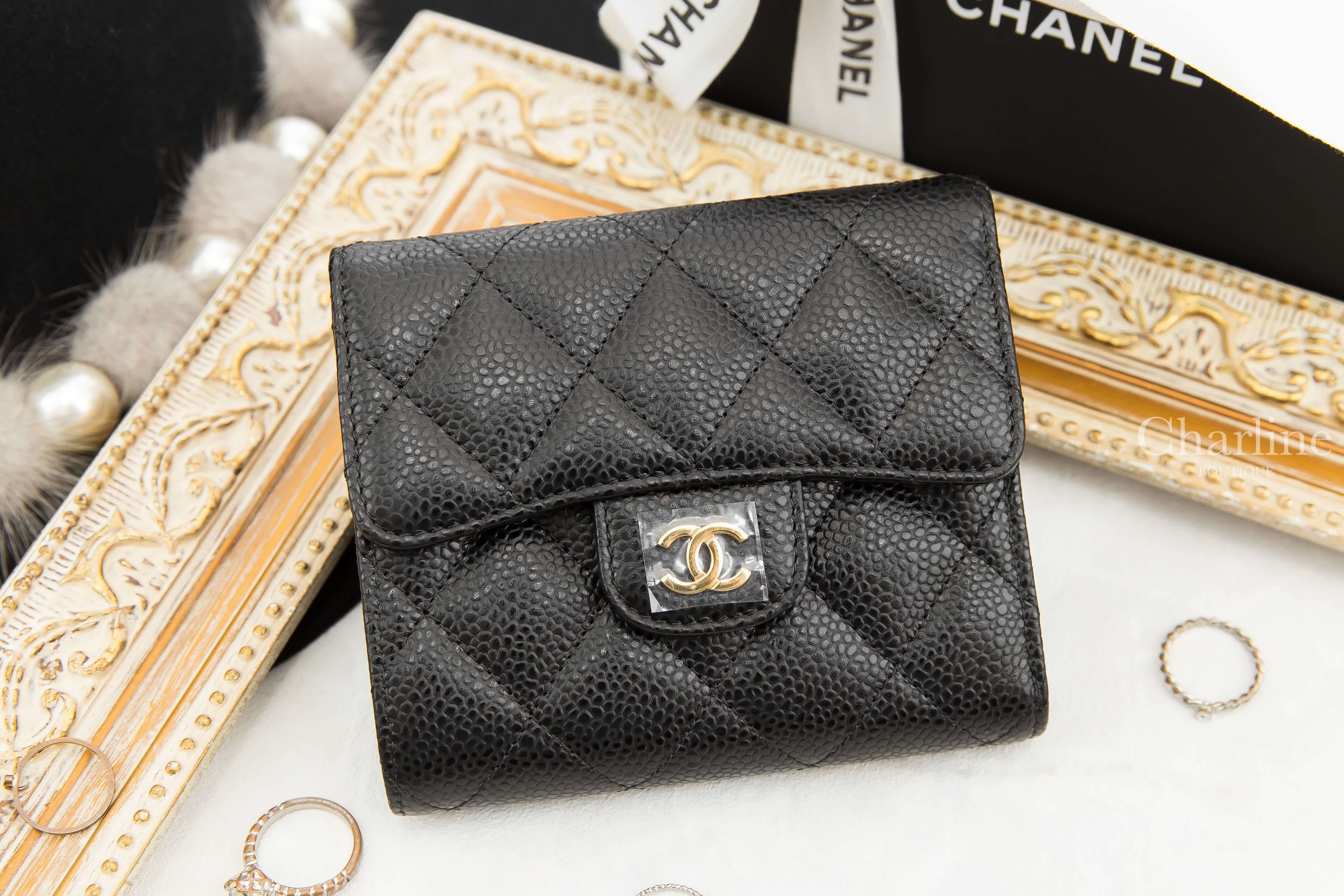 Chanel Classic Small Flap Wallet 黑色金釦荔枝紋三折短夾-Charline Boutique 精品代購