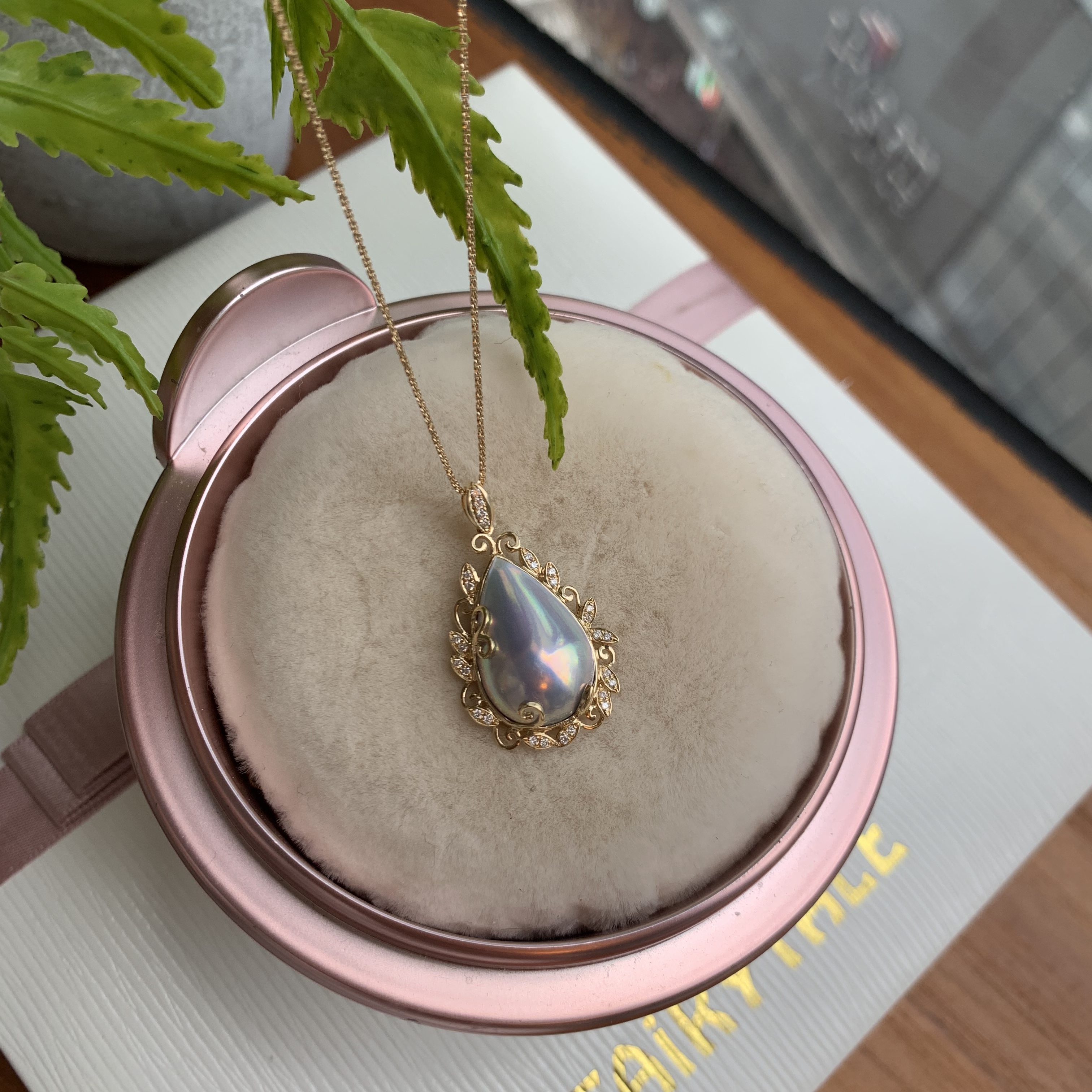 18K金日本極光炫藍水滴馬貝珠鑽石吊墜 - 藤蔓