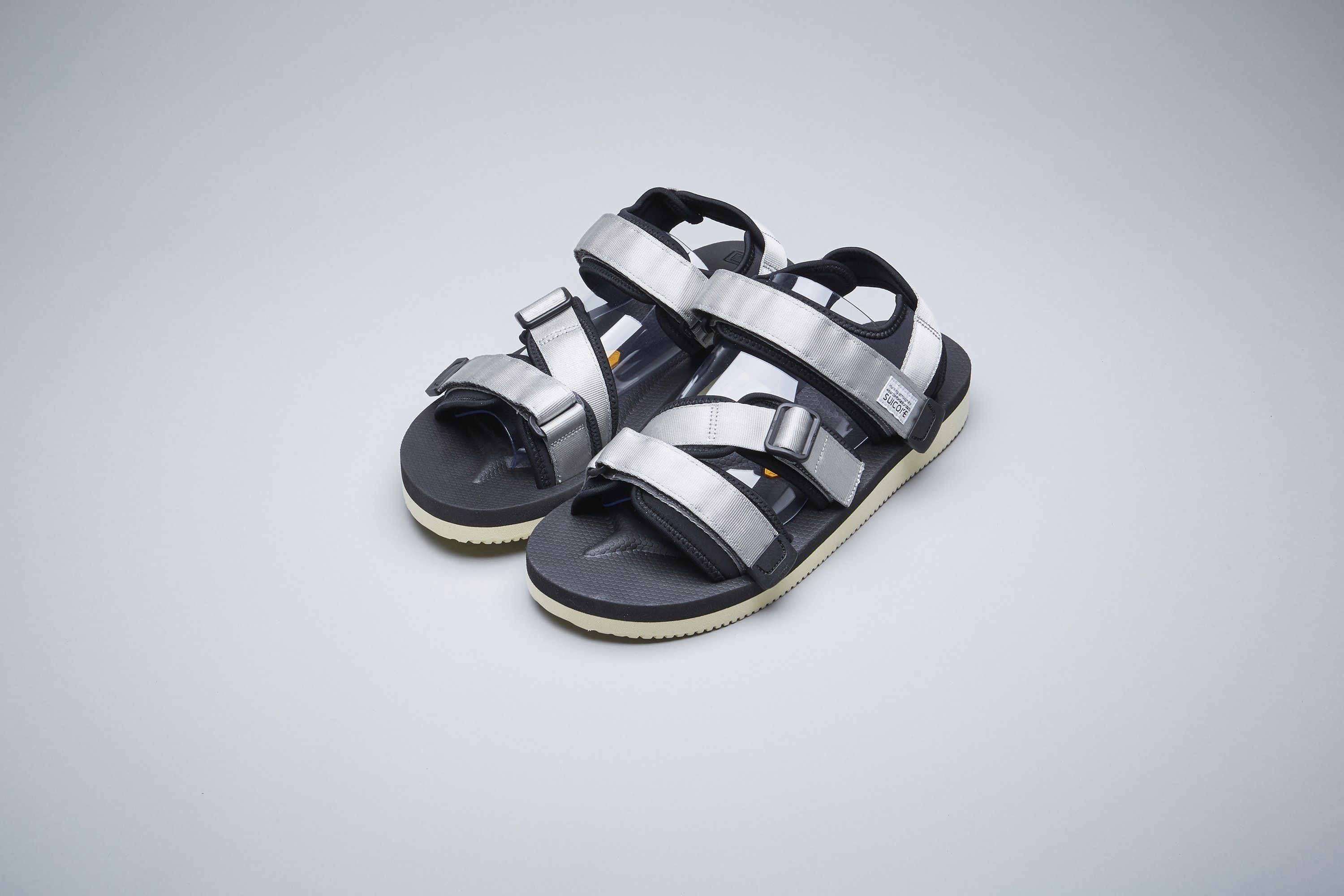 [出清商品售出無退換] SUICOKE KISEE-V OG-044V 銀色 灰色 斜帶 涼鞋 耐磨 魔鬼氈 VIBRAM 黃金大底【SK20044VGY】